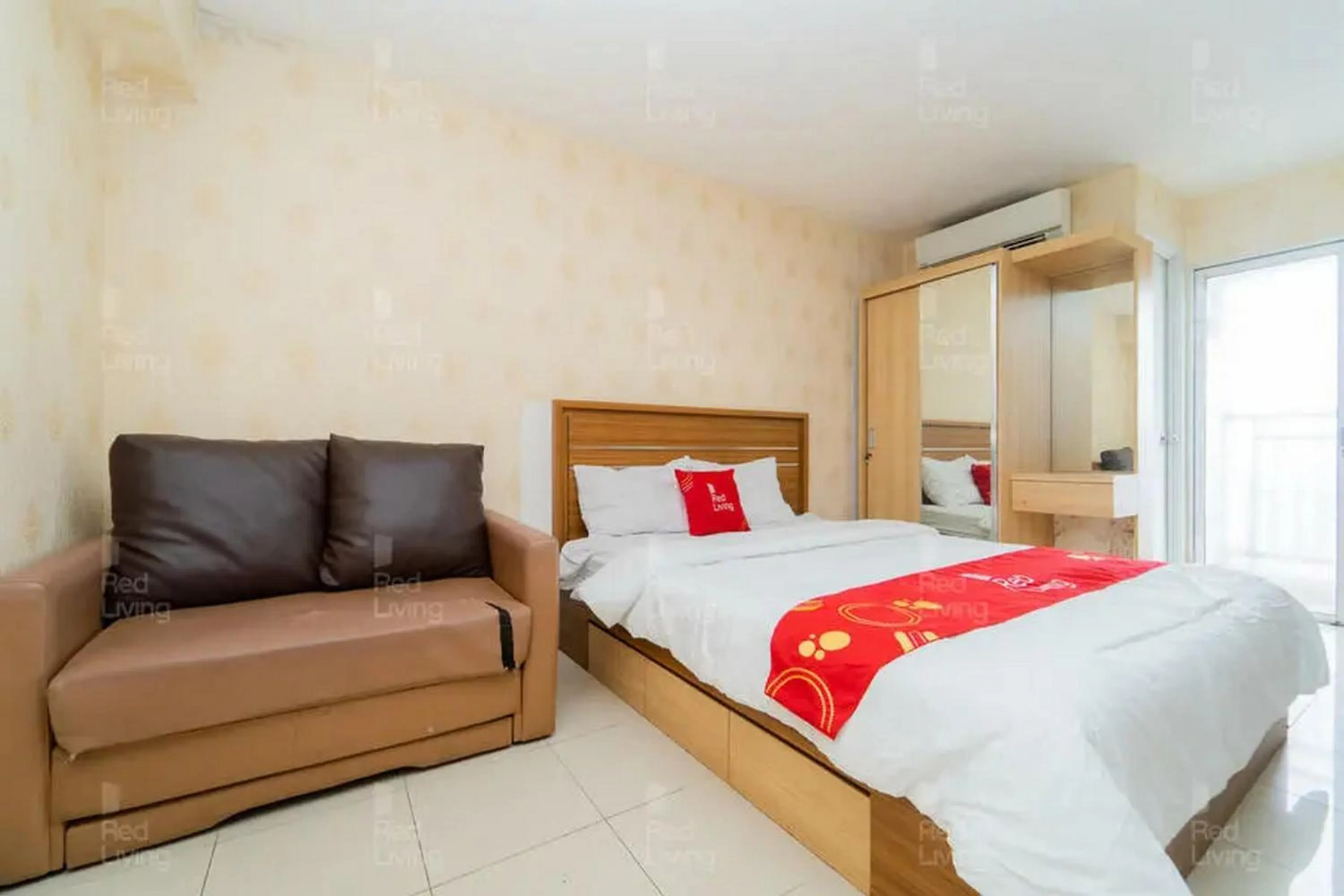 Bedroom, Bed in RedLiving Apartemen Bassura City - Byrin Property Tower Heliconia
