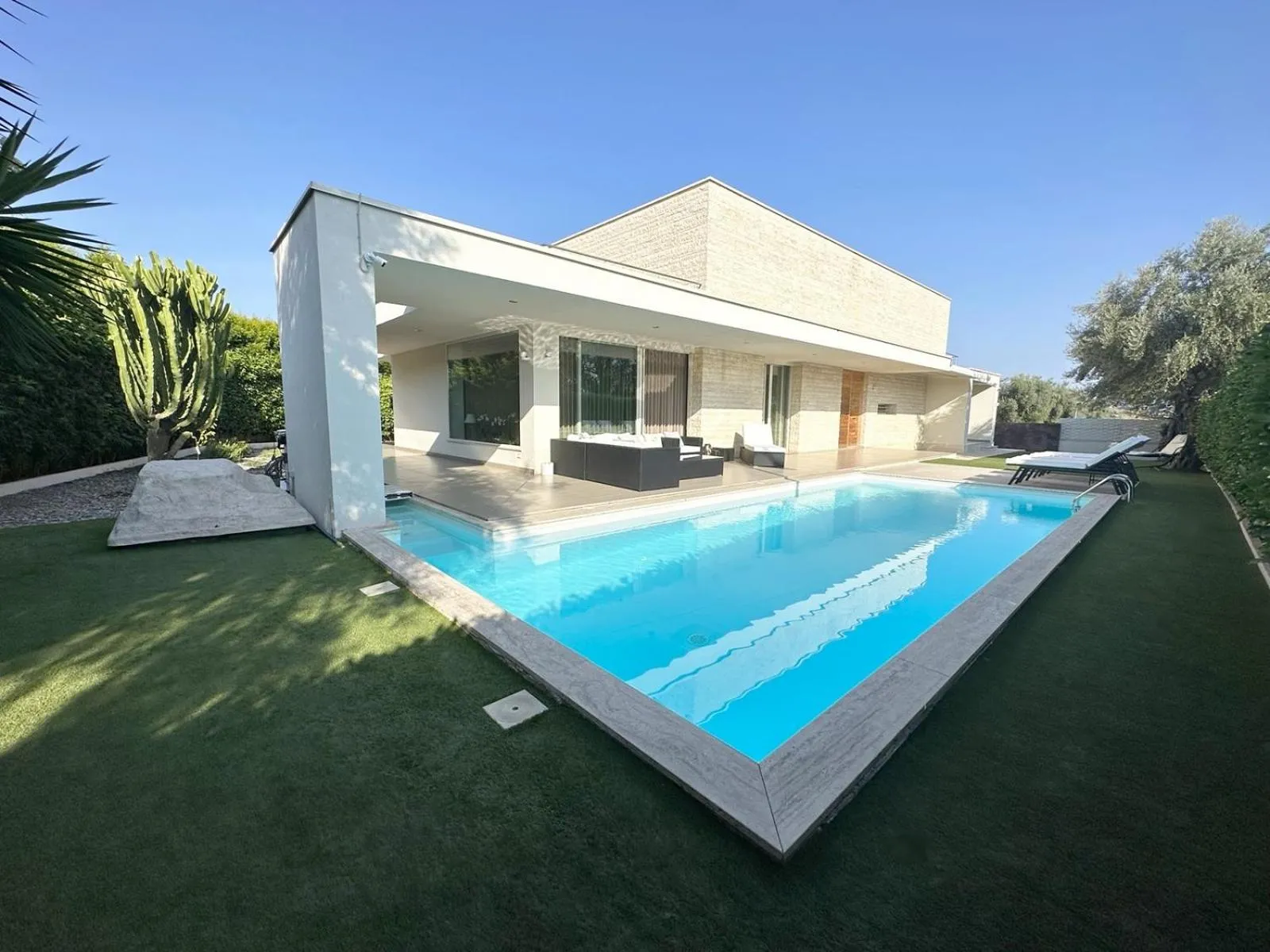 Three-Bedroom Apartment in Villa Fiorentino