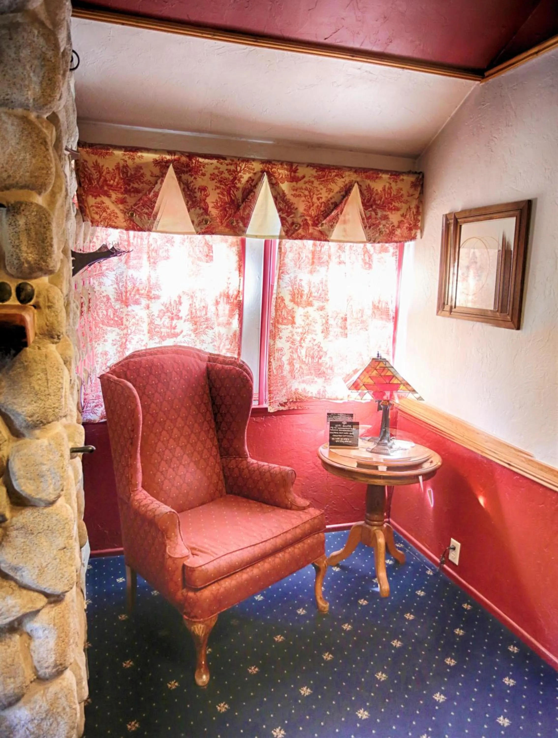 Seating area in Gold Mountain Manor