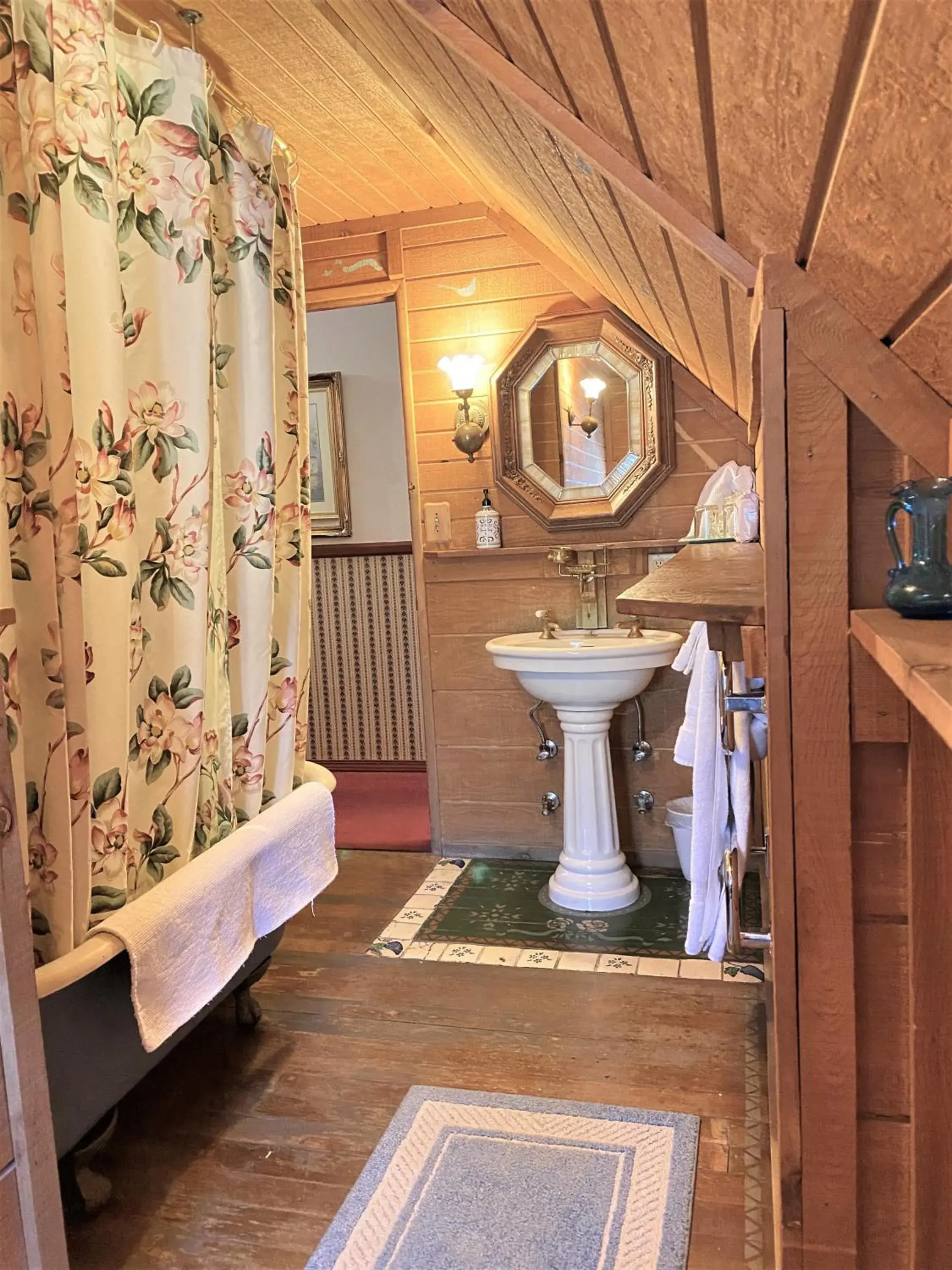 King Room with Garden View in Gold Mountain Manor King Room with Garden View in Gold Mountain Manor