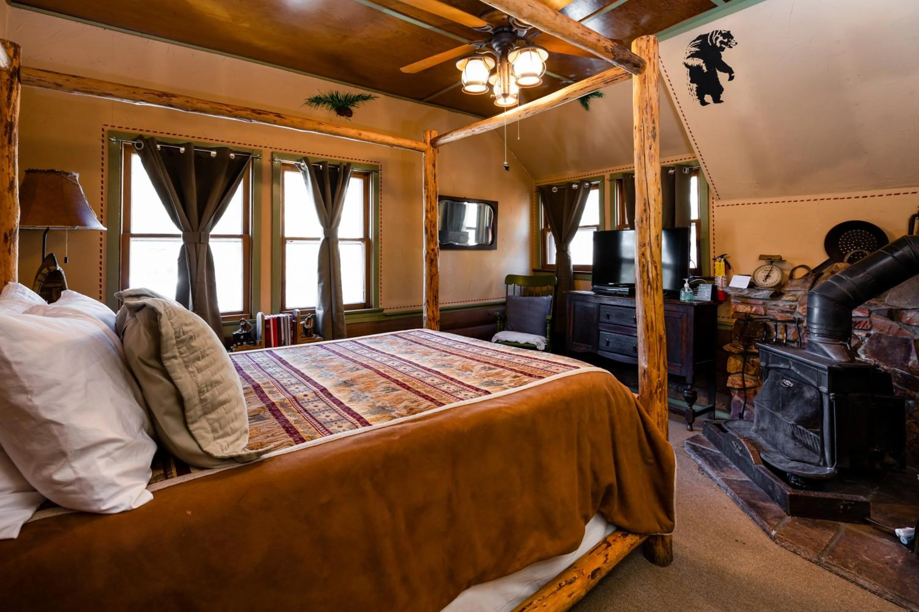 Photo of the whole room, Bed in Gold Mountain Manor