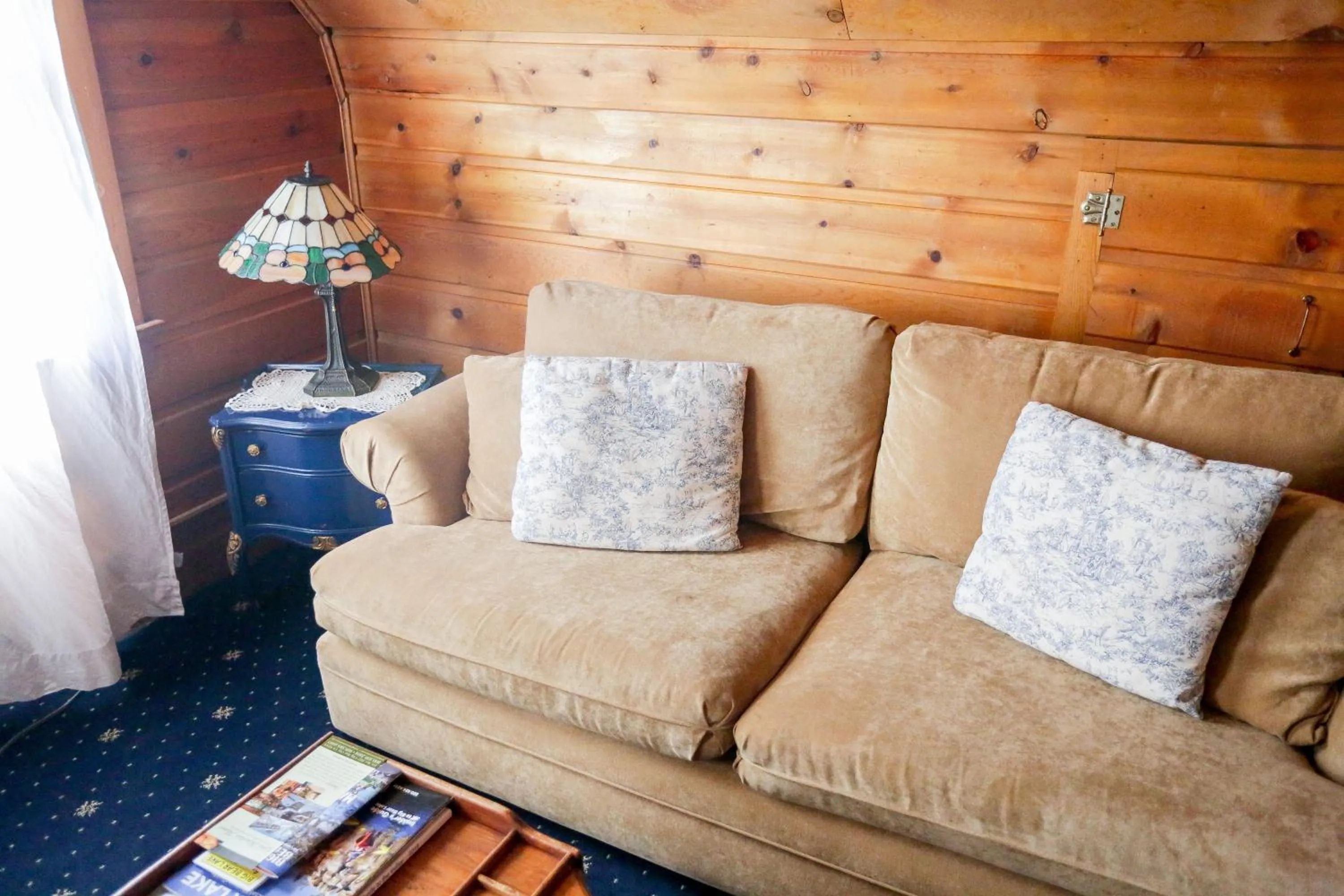 Seating area in Gold Mountain Manor