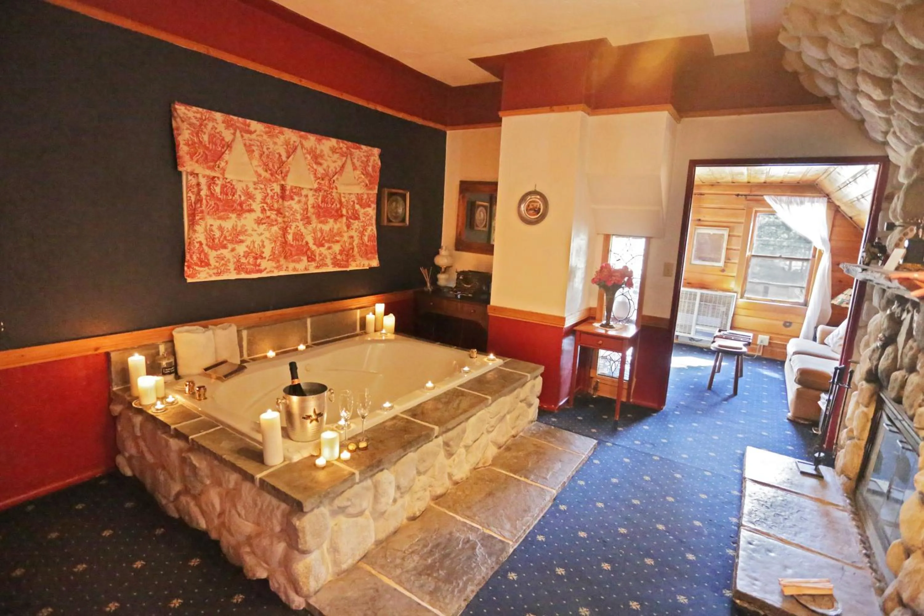 Hot Tub, Bed in Gold Mountain Manor