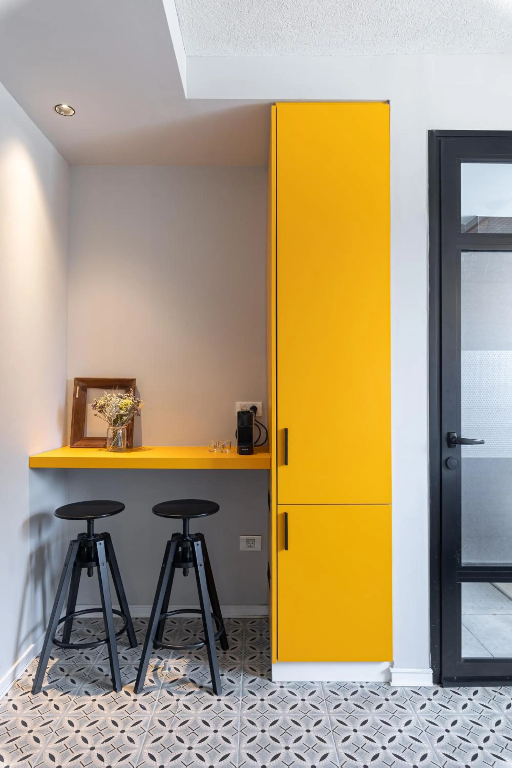 hair dresser in Levinski Market Hotel