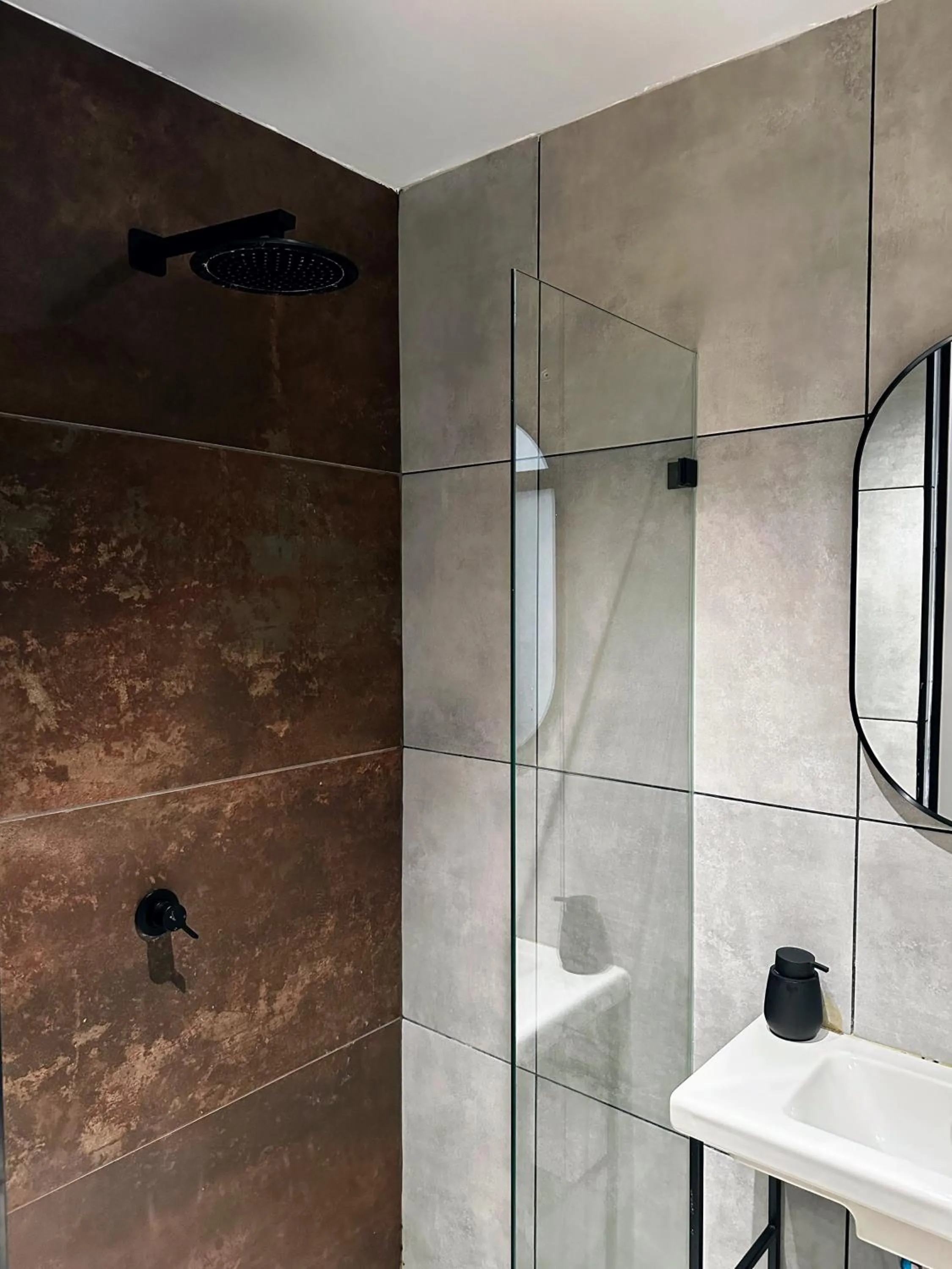 Shower in Levinski Market Hotel