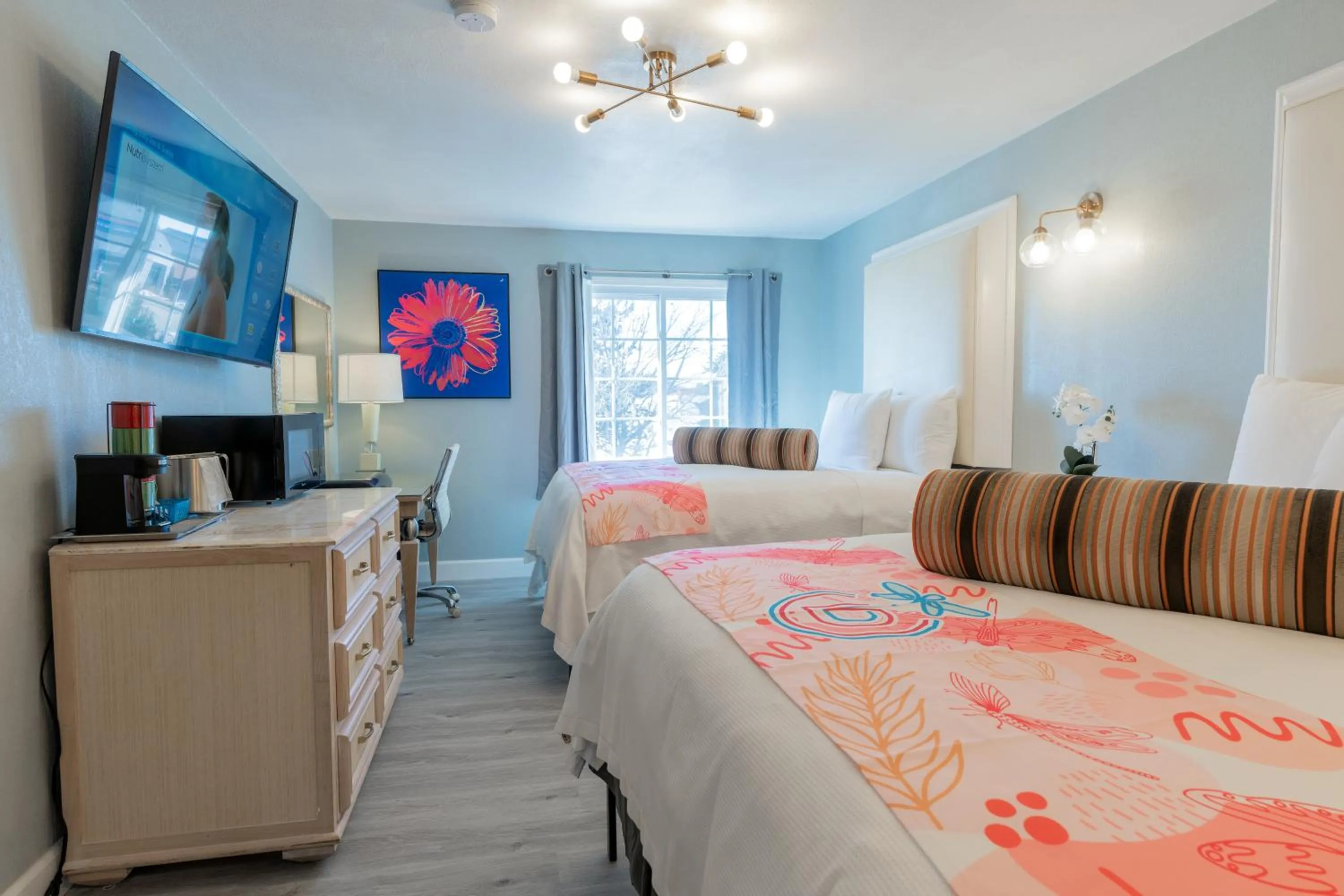 Bed in Dragonfly Inn & Suites