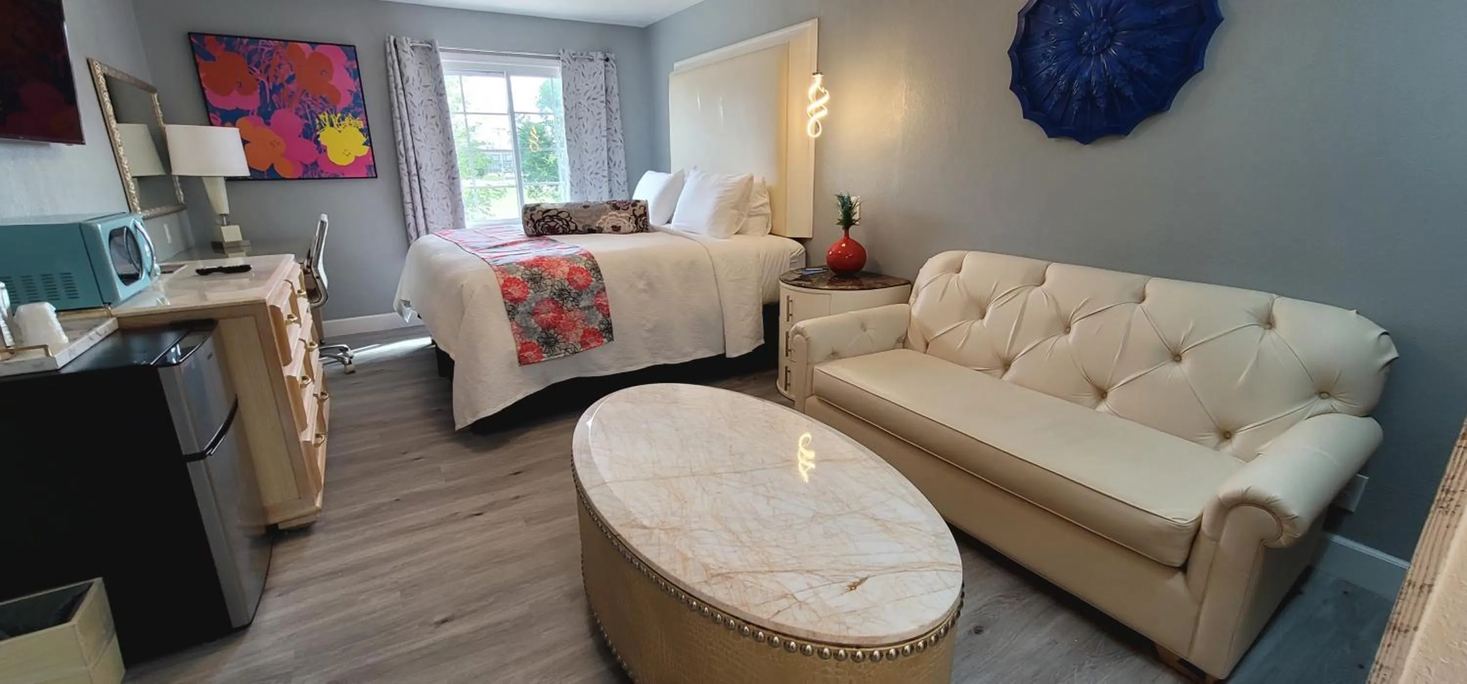 Photo of the whole room, Bed in Dragonfly Inn & Suites