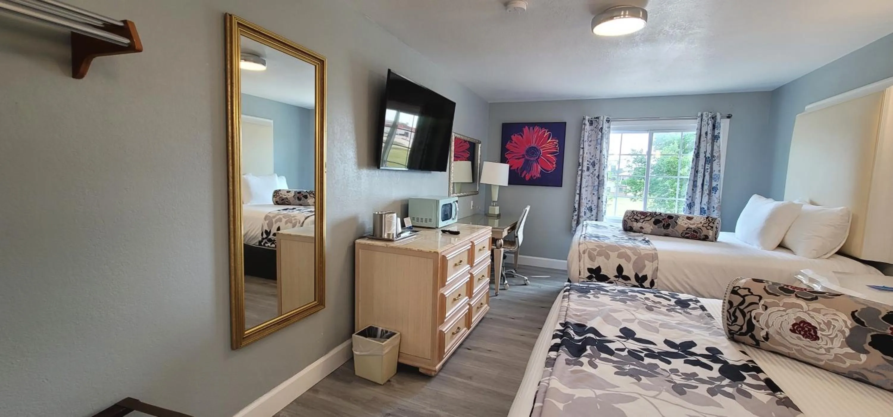 Bedroom, Bed in Dragonfly Inn & Suites