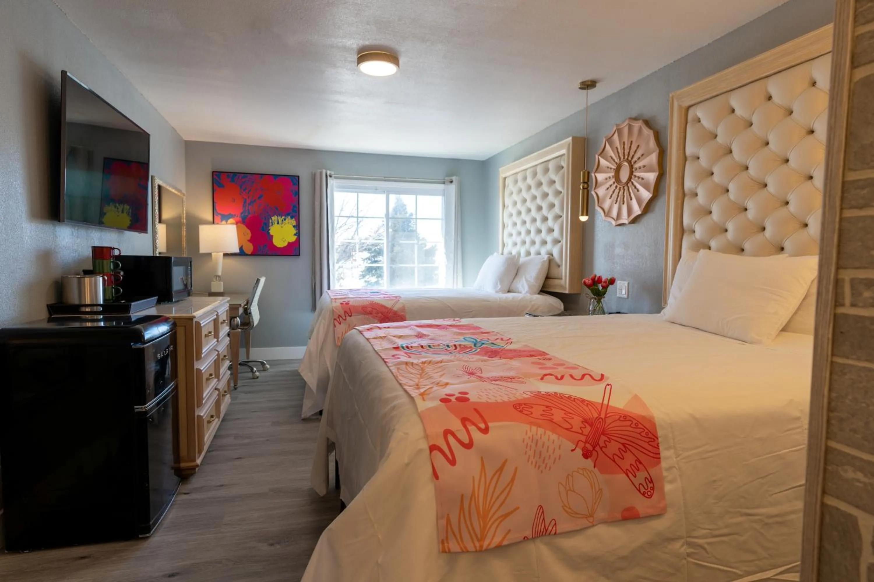 Photo of the whole room, Bed in Dragonfly Inn & Suites