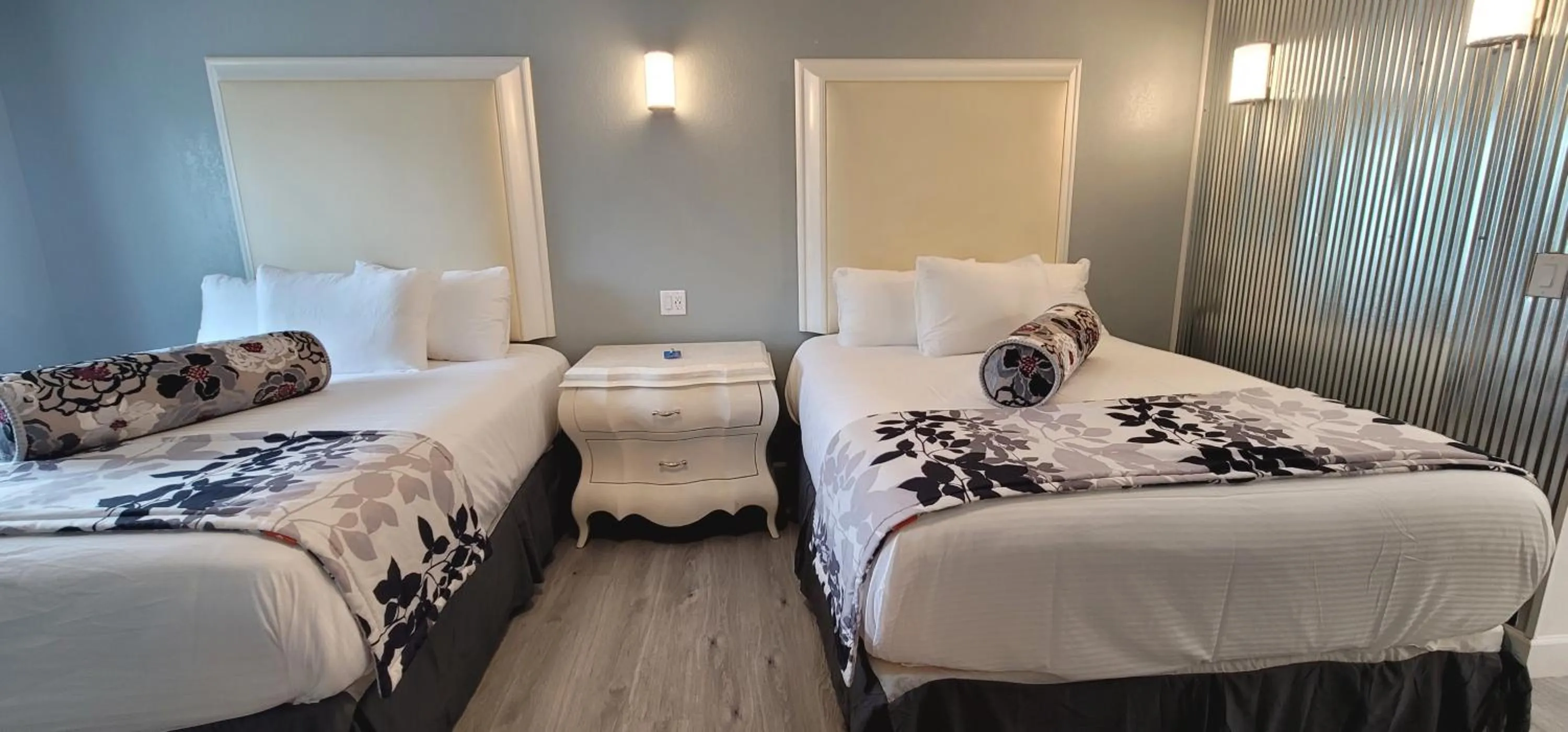 Bed in Dragonfly Inn & Suites