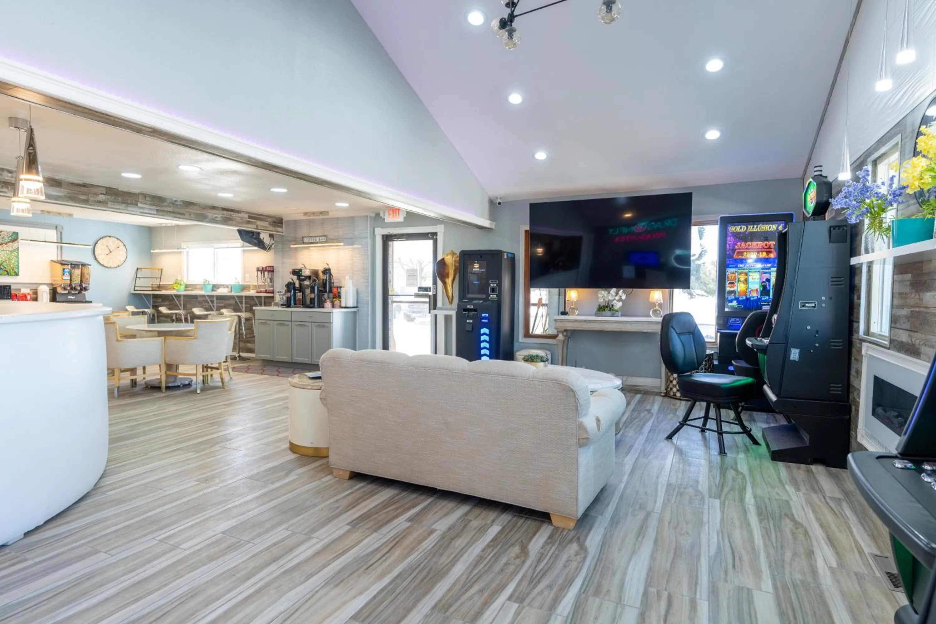 Communal lounge/ TV room in Dragonfly Inn & Suites