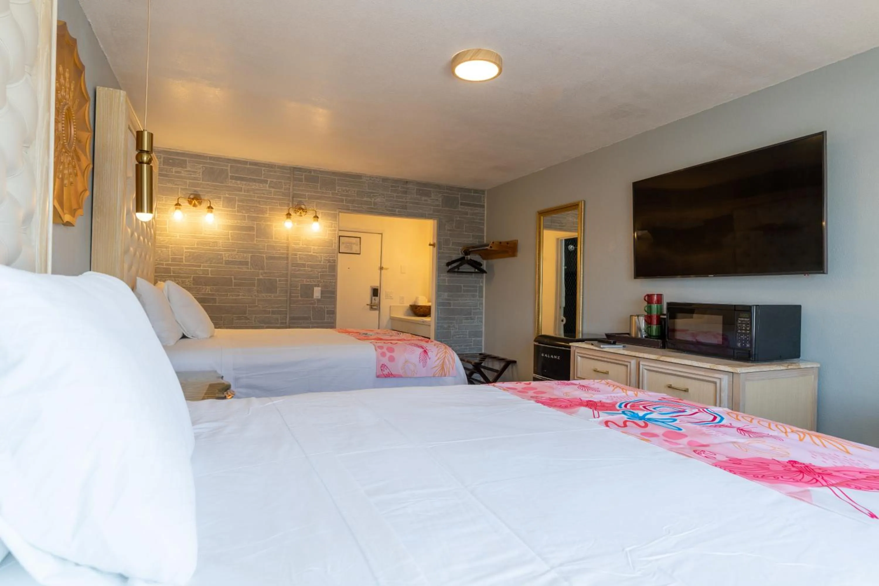 Bed in Dragonfly Inn & Suites