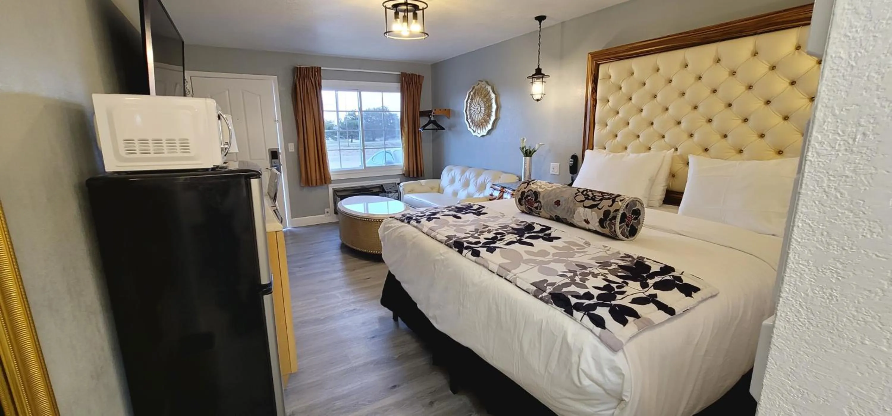 Bed in Dragonfly Inn & Suites