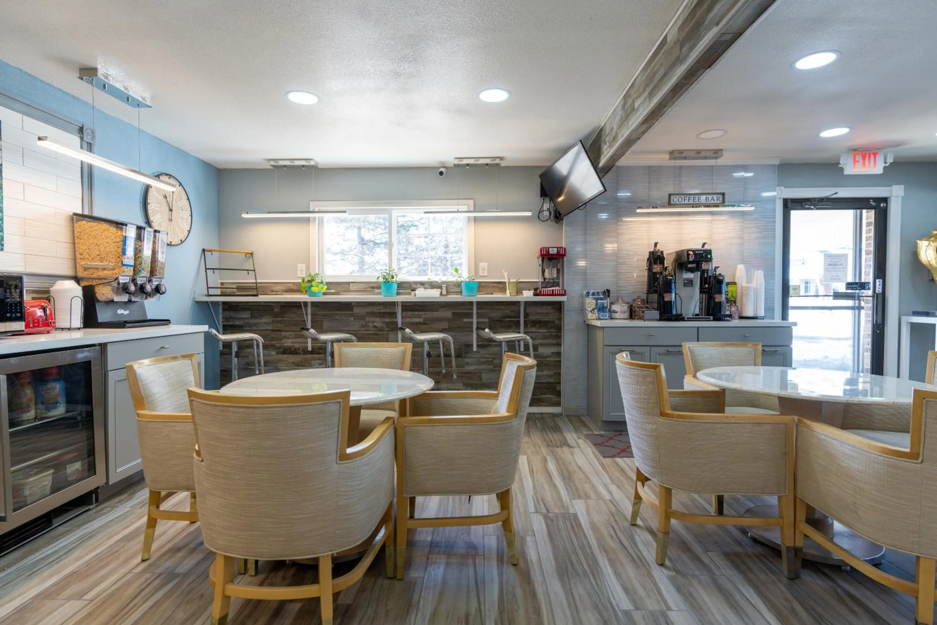 Seating area in Dragonfly Inn & Suites