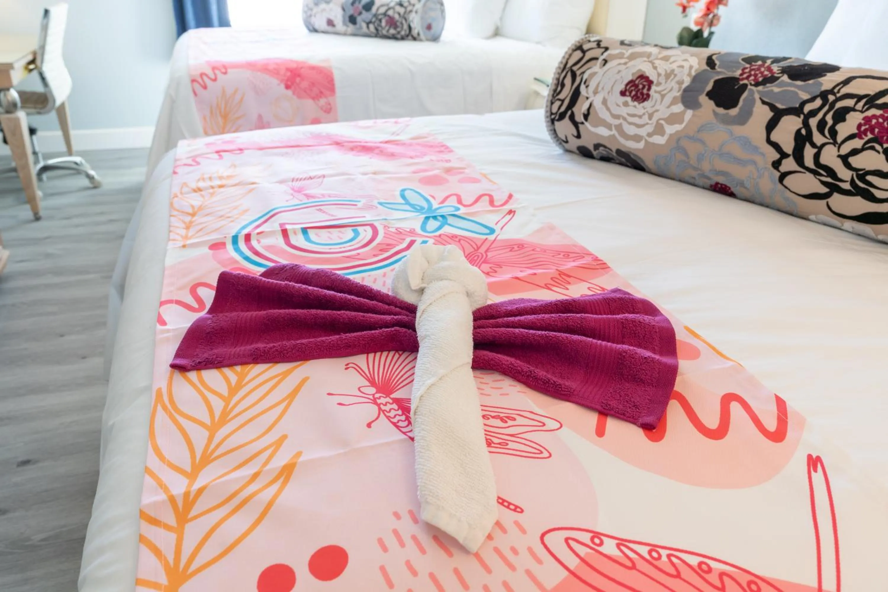 towels, Bed in Dragonfly Inn & Suites