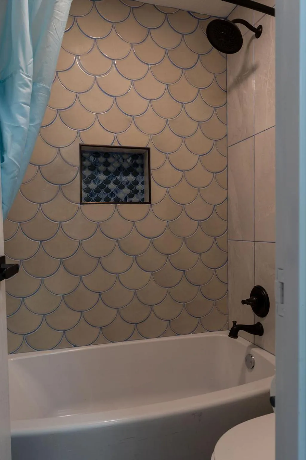 Shower in Dragonfly Inn & Suites