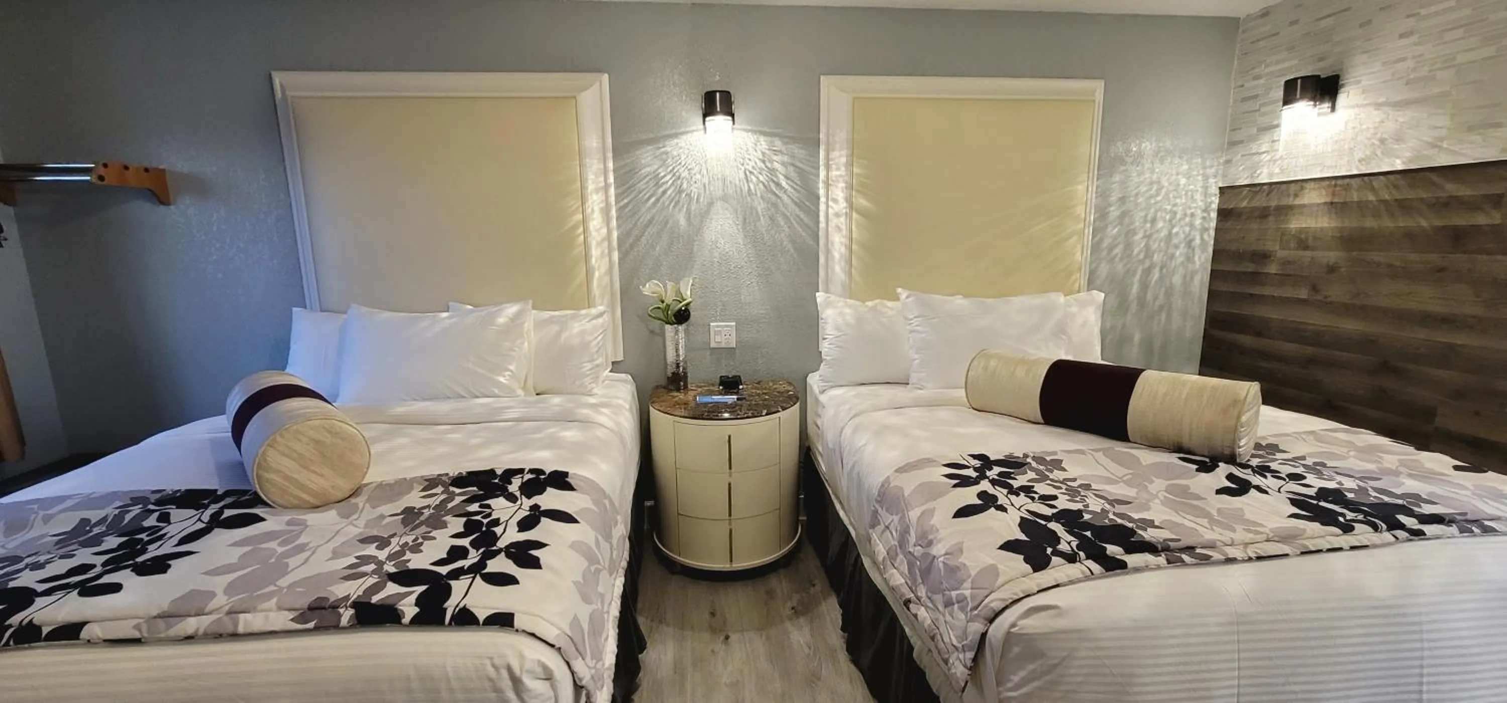 Bed in Dragonfly Inn & Suites