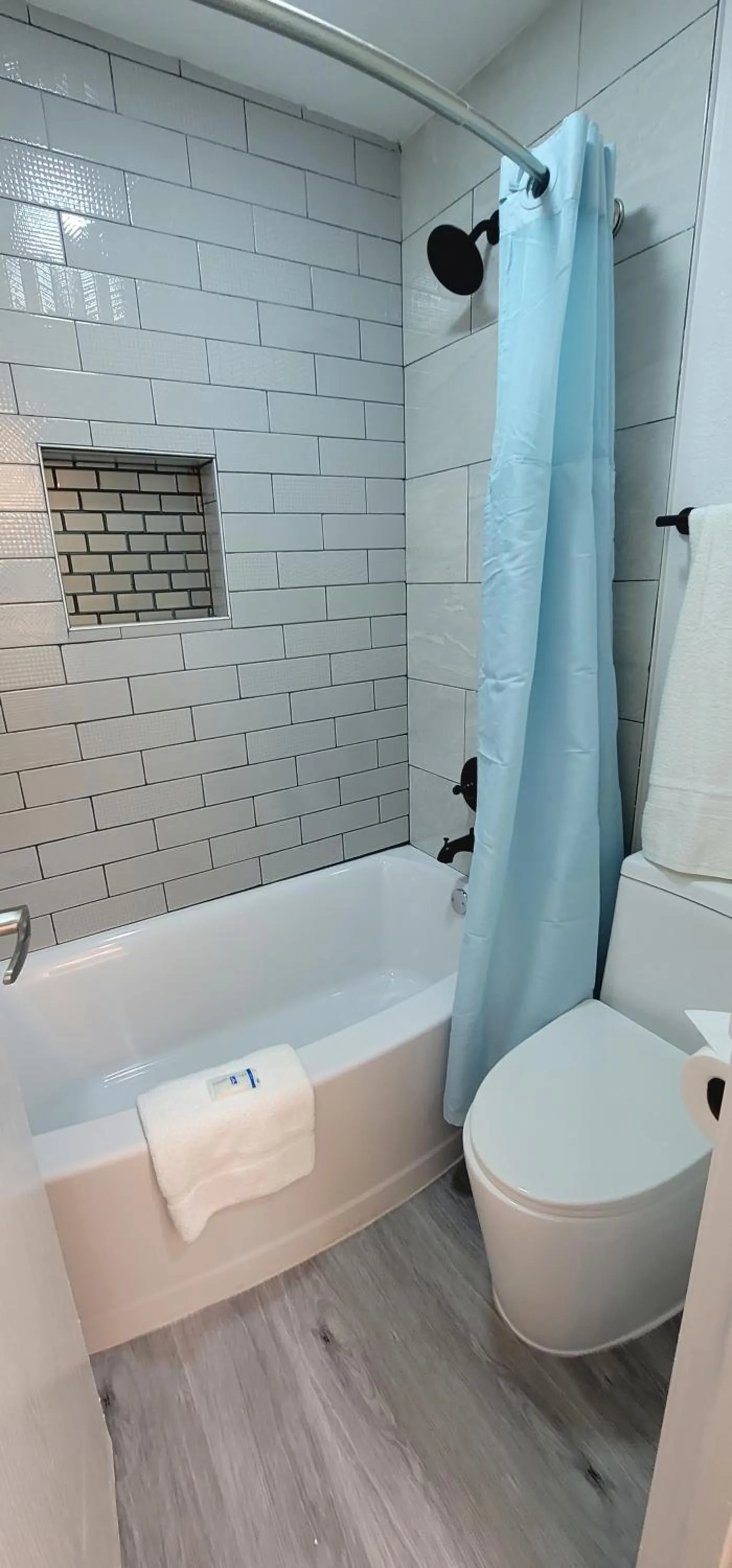 Shower in Dragonfly Inn & Suites