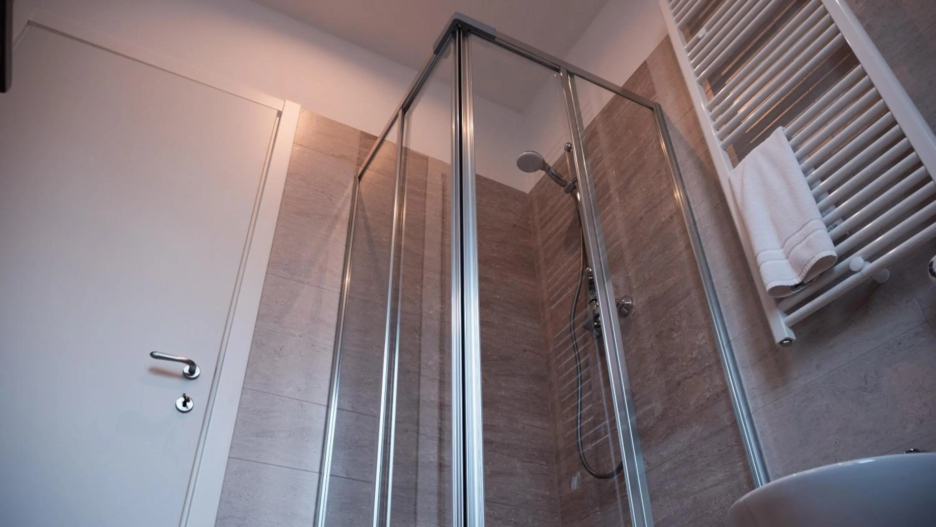 Shower in Hotel Barrage