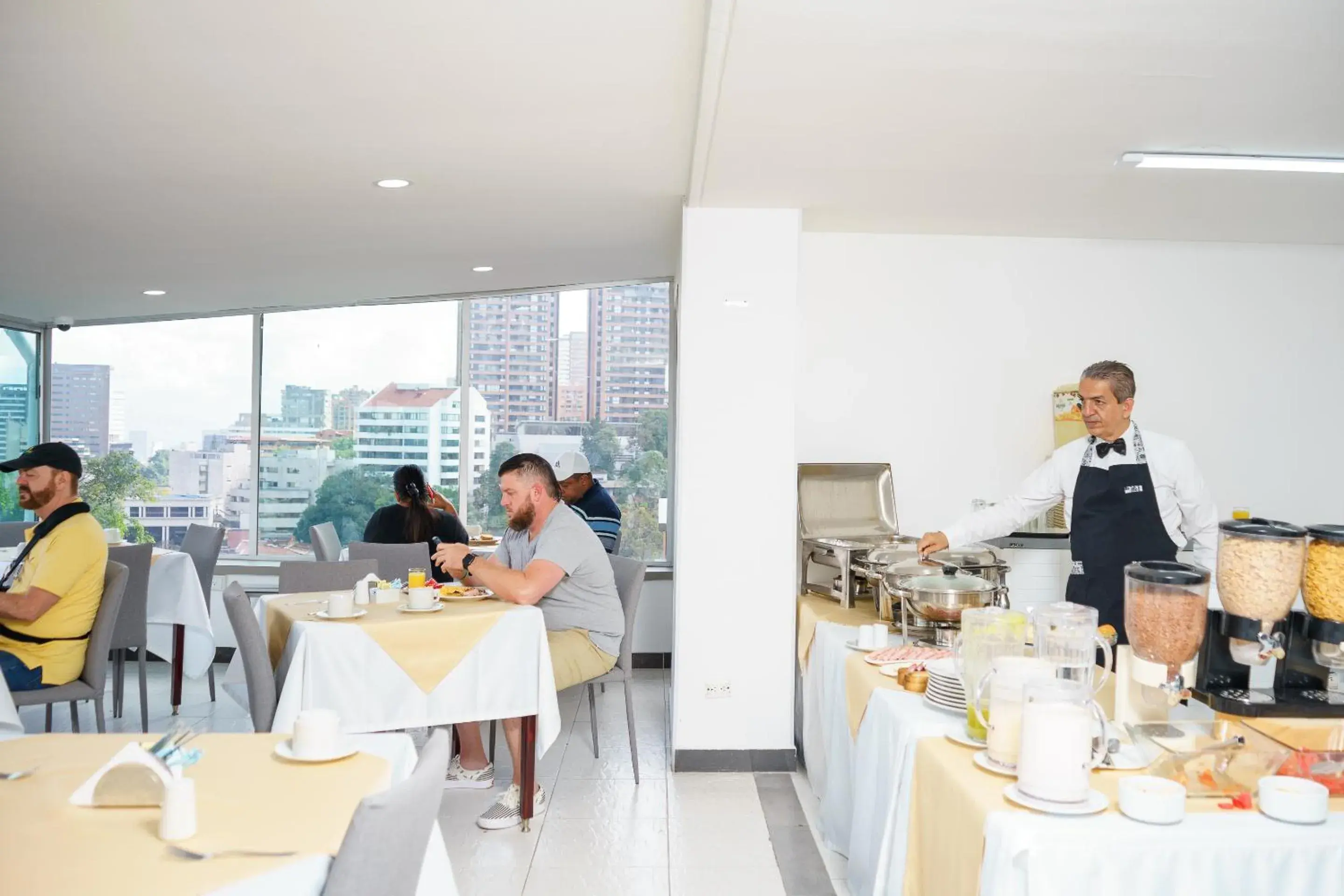 Restaurant/places to eat in Hotel Torre Poblado Restaurant/places to eat in Hotel Torre Poblado