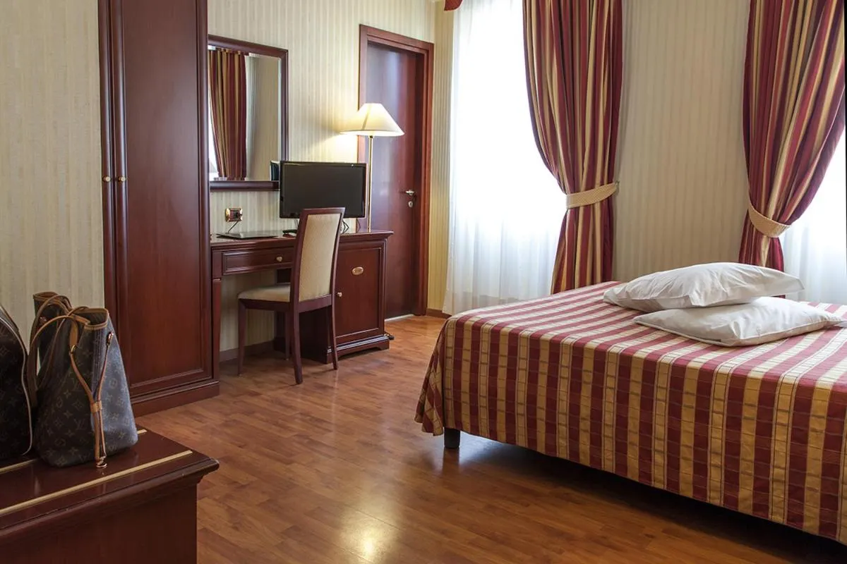 Photo of the whole room, Bed in Hotel Benaco Garda ***S