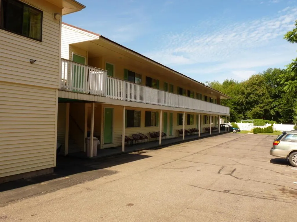 Facade/entrance in Footbridge North Hotel