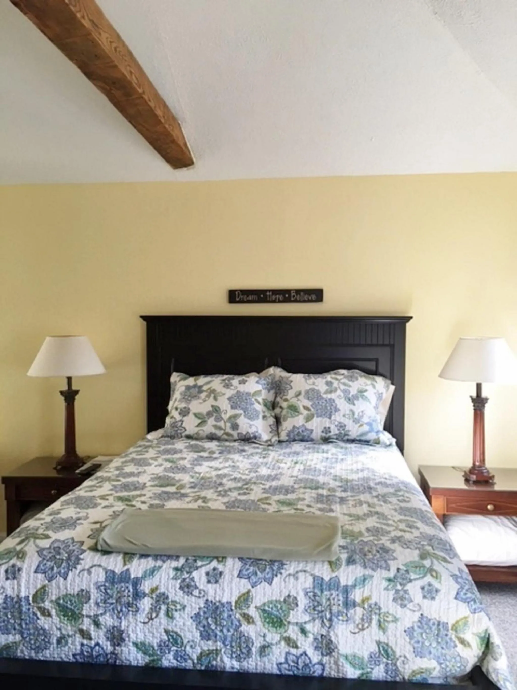 Bedroom, Bed in Footbridge North Hotel