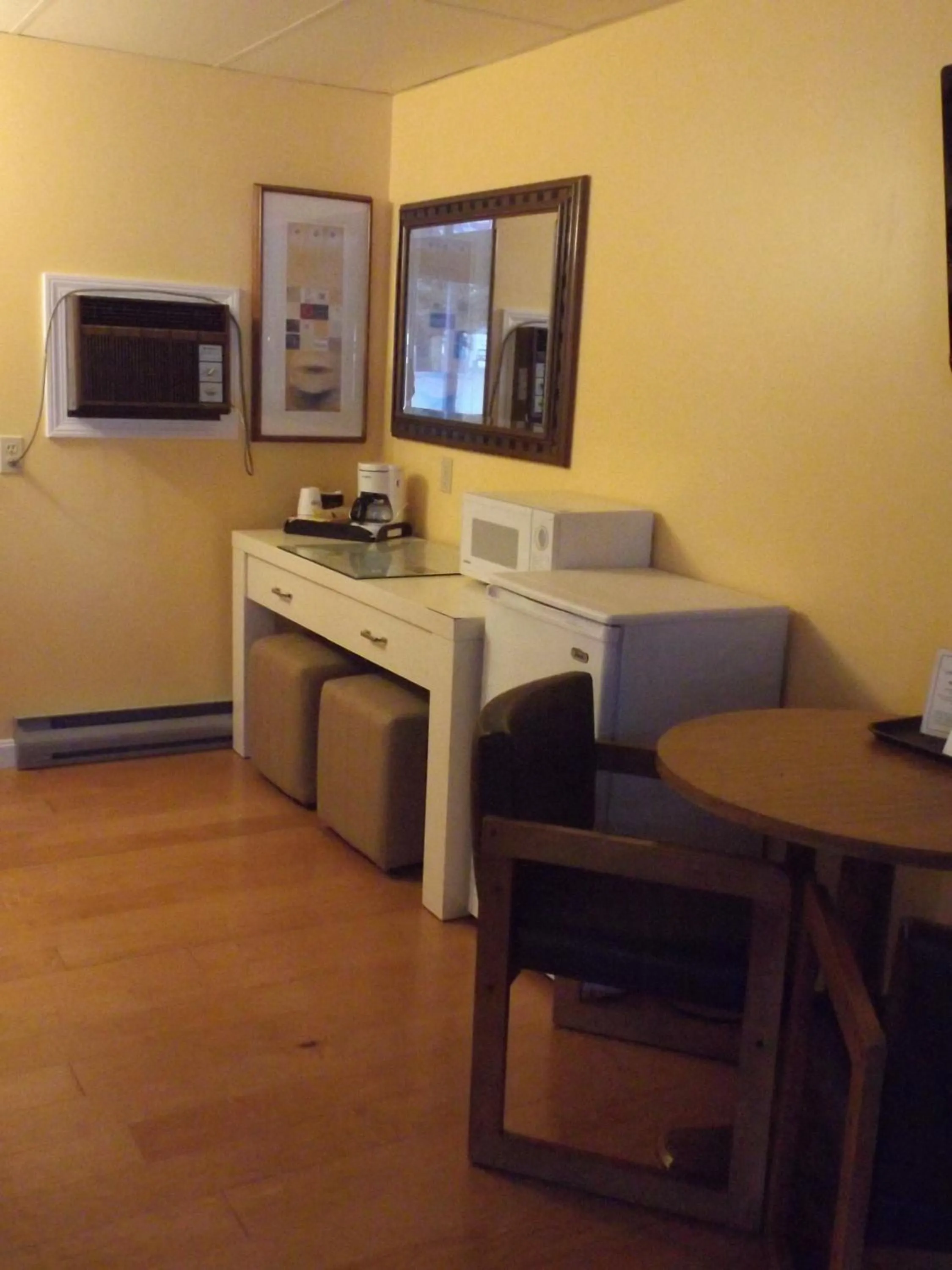 Coffee/tea facilities in Footbridge North Hotel