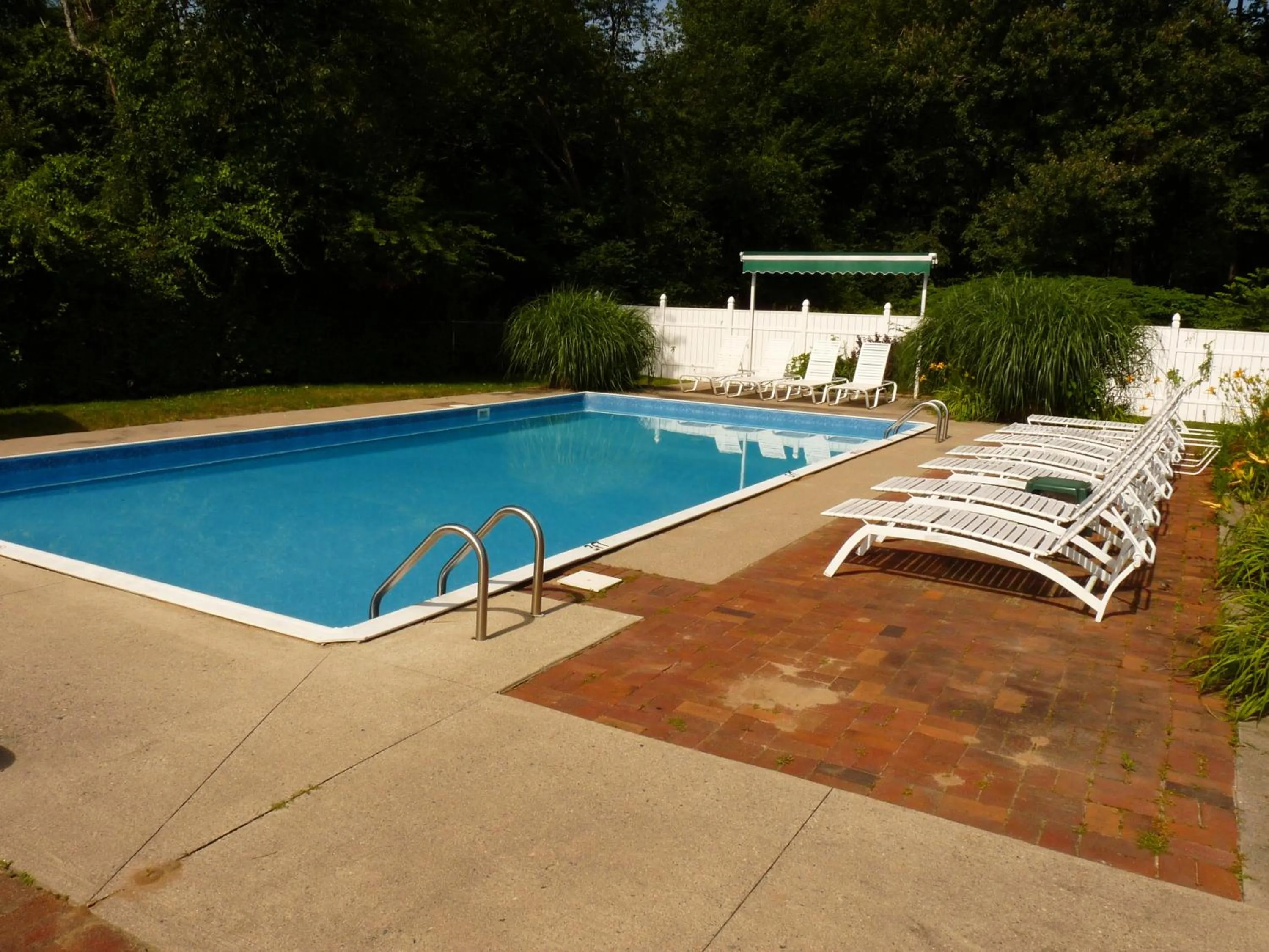 Swimming pool in Footbridge North Hotel