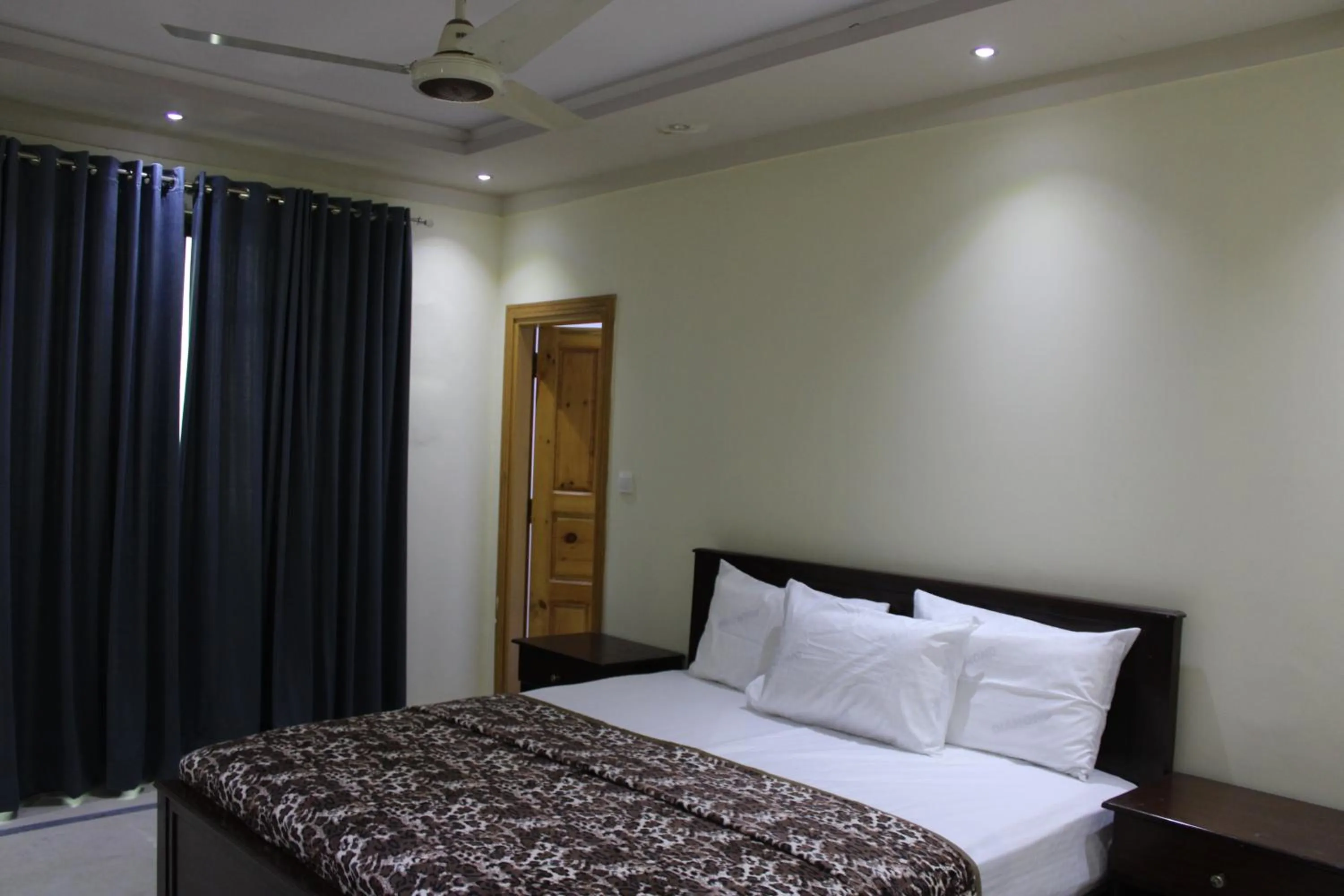 Photo of the whole room, Bed in Hotel Le Meridien