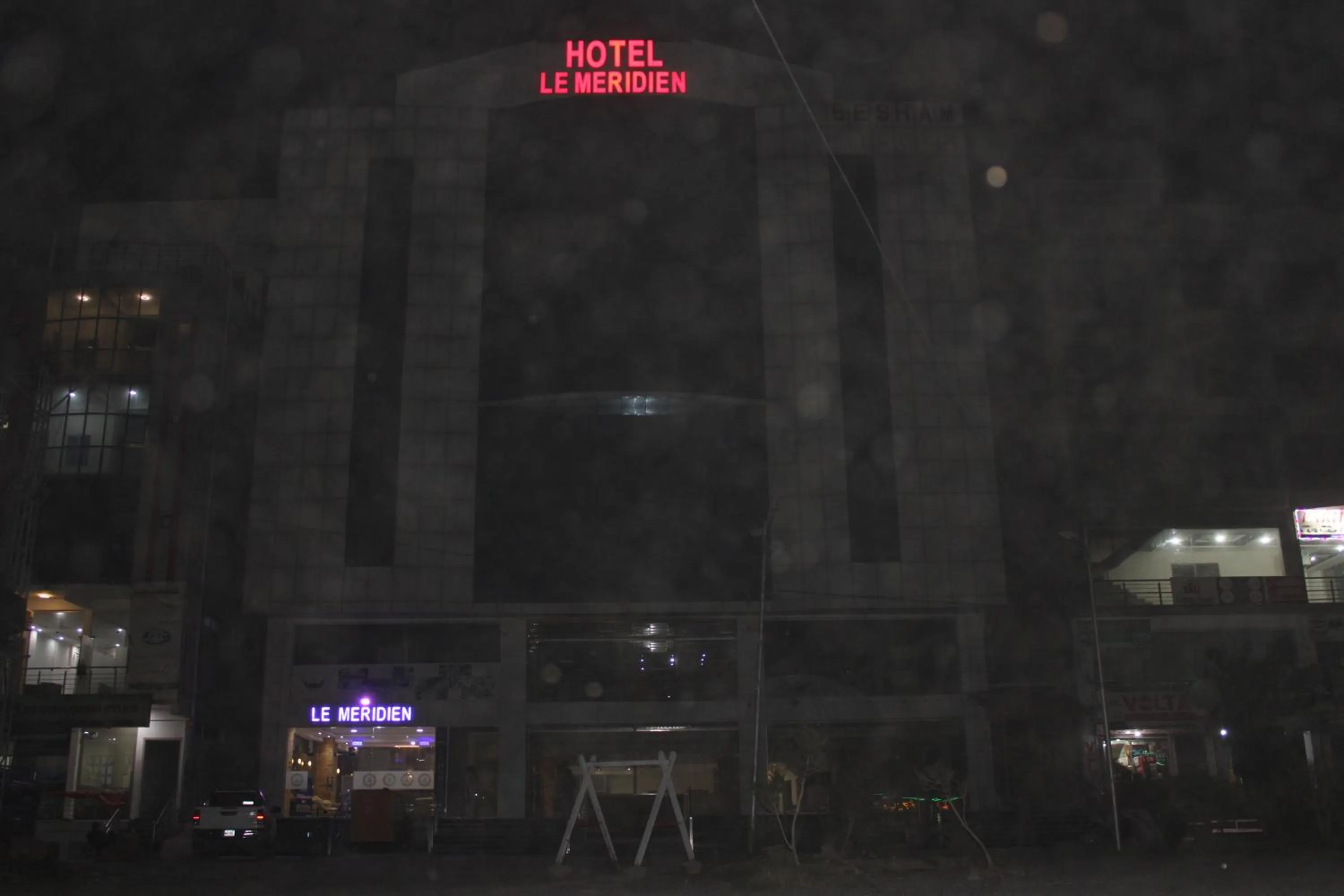 Property building in Hotel Le Meridien