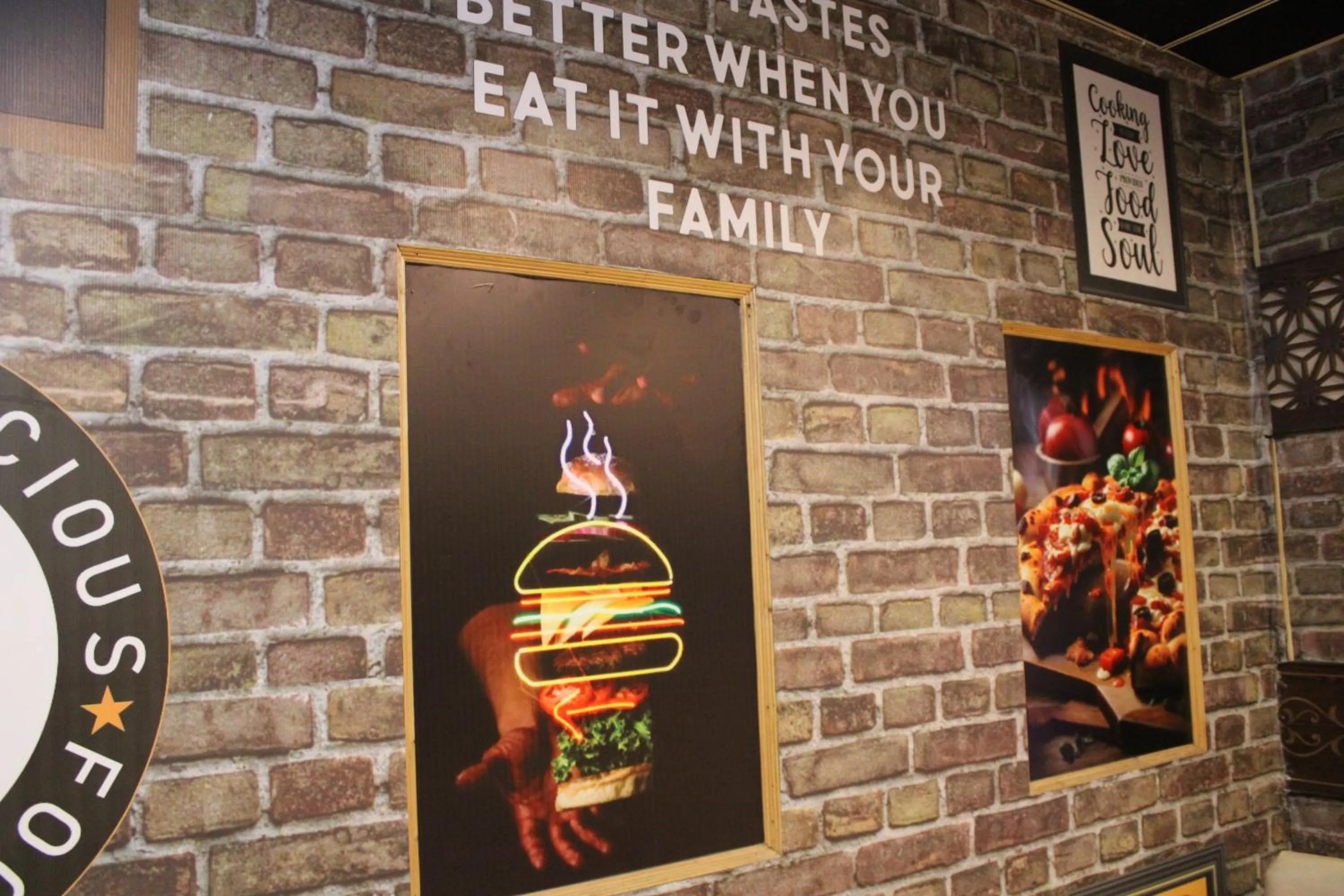 Restaurant/places to eat in Hotel Le Meridien