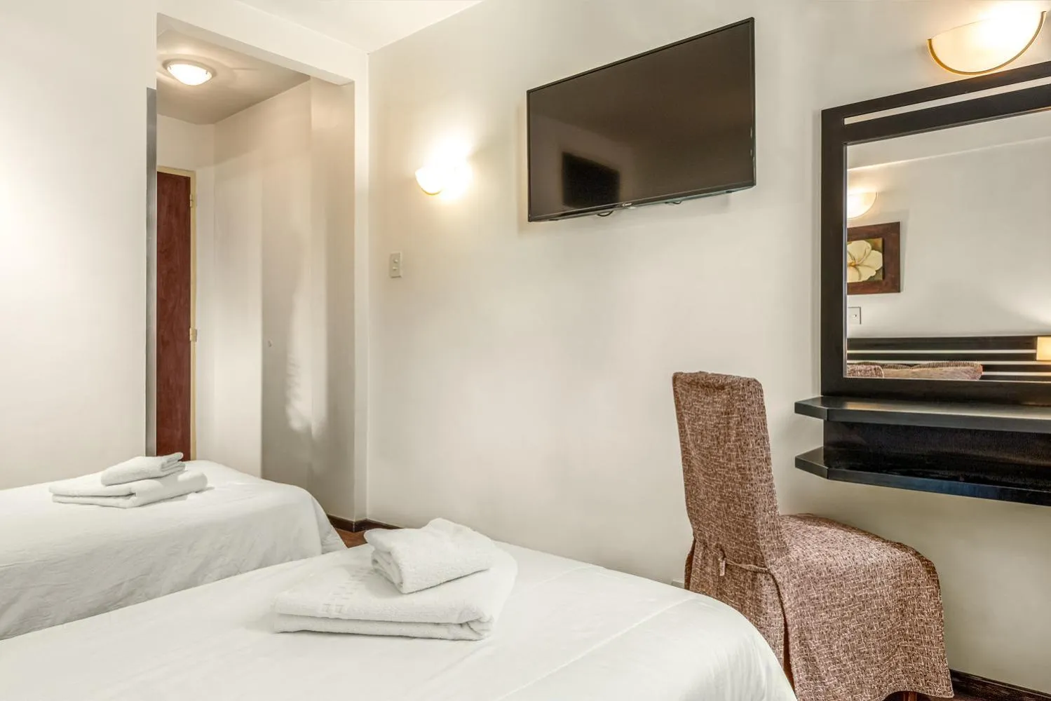 Photo of the whole room, Bed in Up Retiro