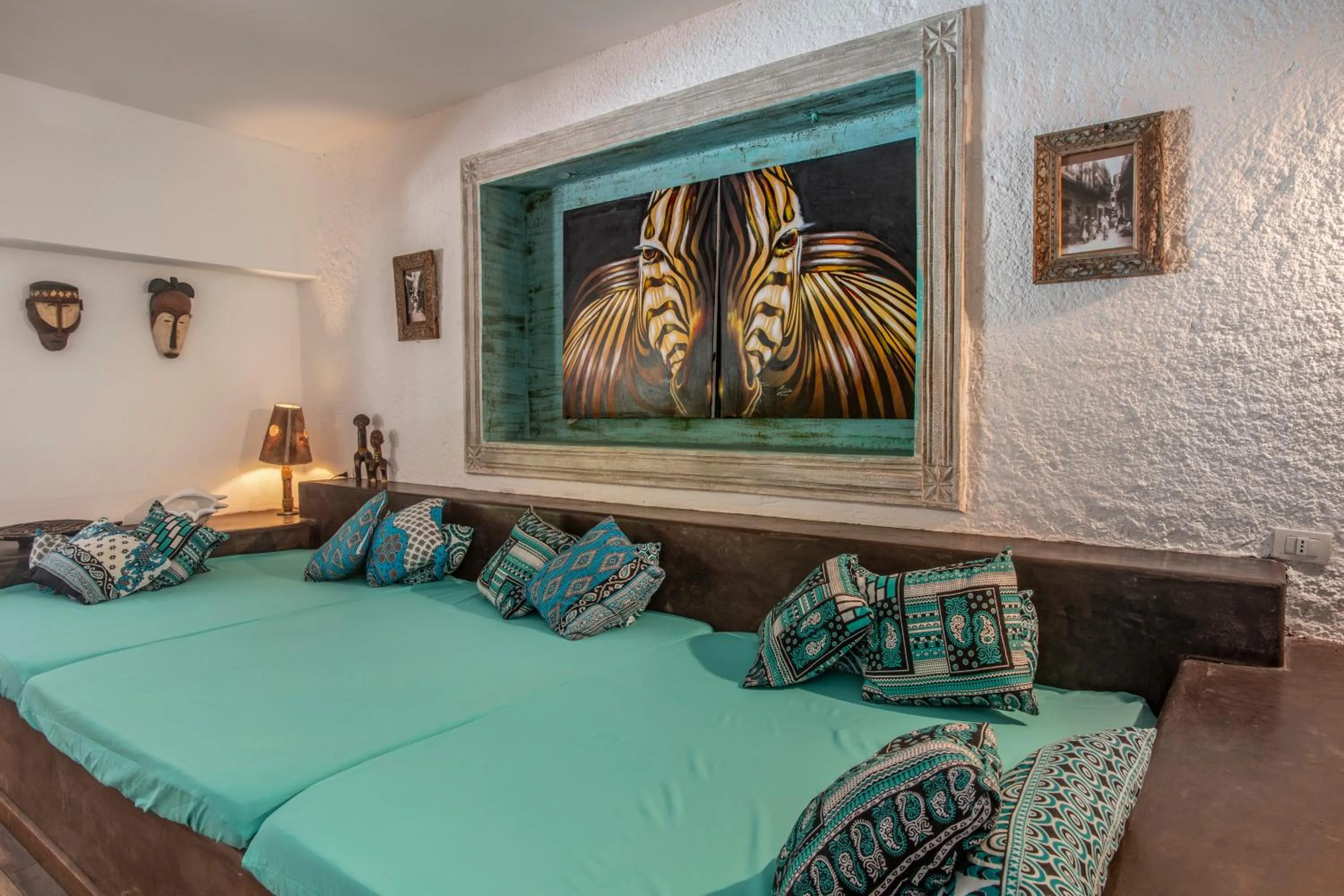 Lounge or bar, Bed in Uzuri Boutique Hotel