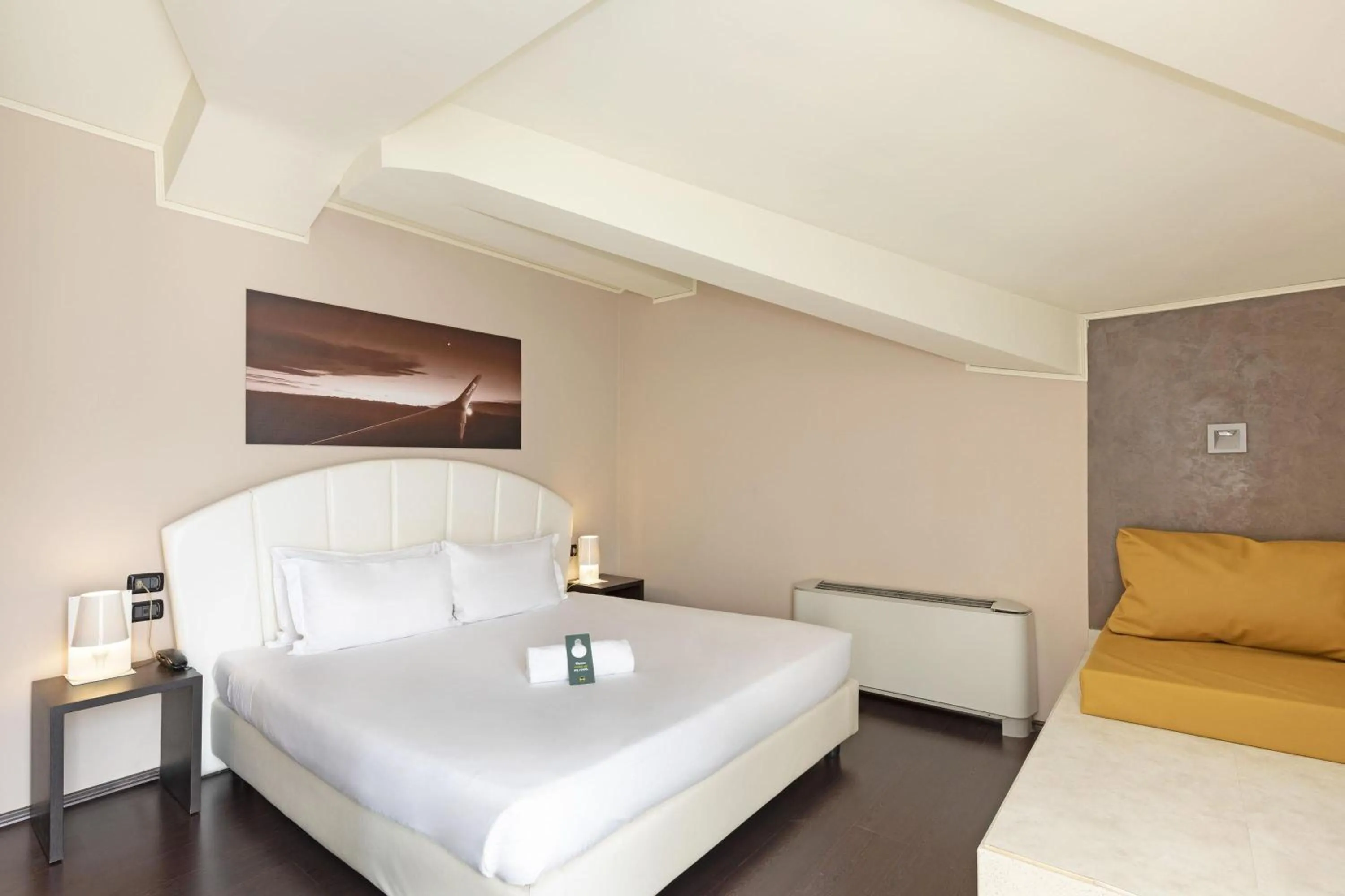 Bathroom, Bed in B&B HOTEL Malpensa Lago Maggiore