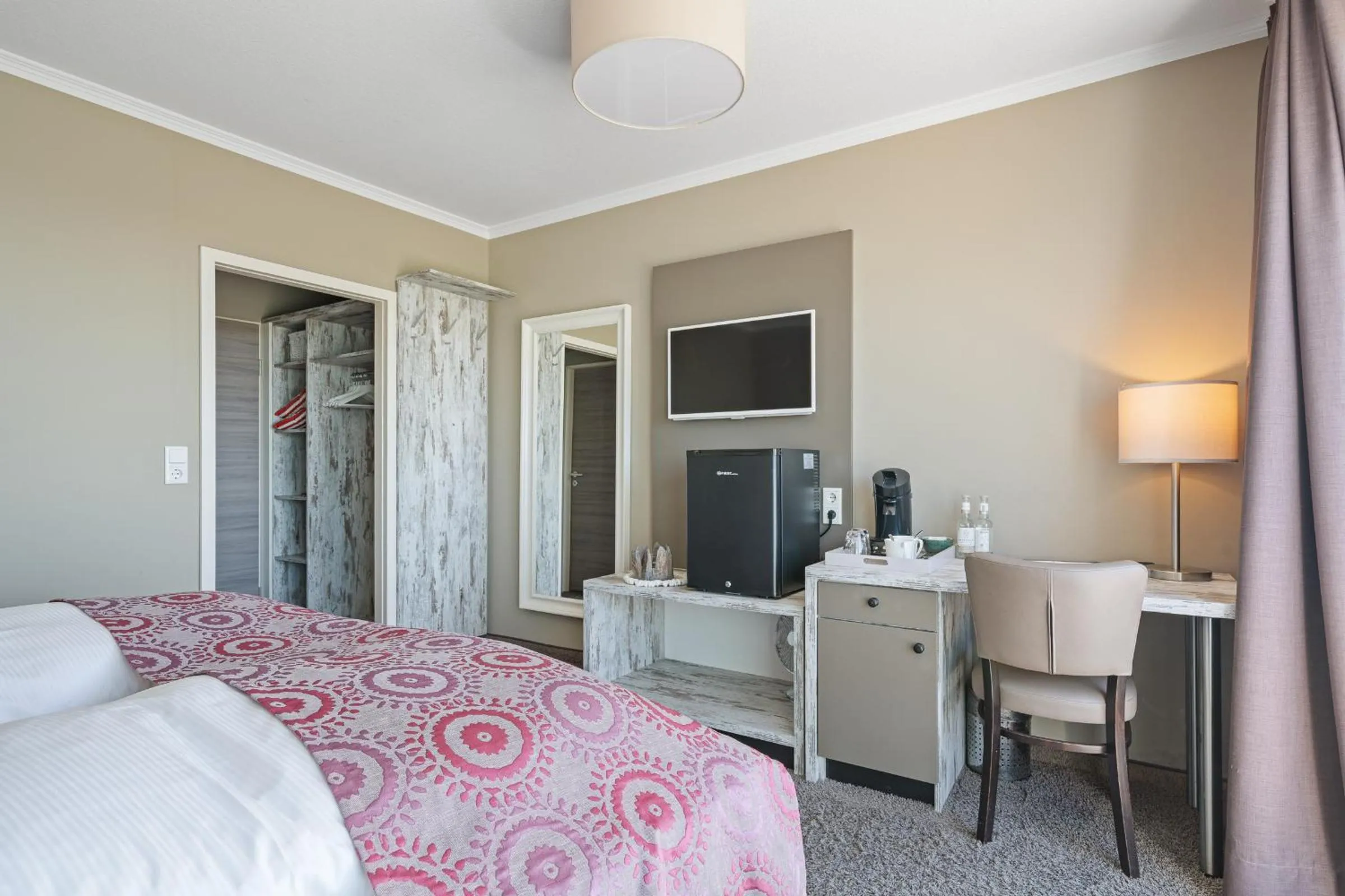 Bedroom, Bed in Hotel Strand No.1