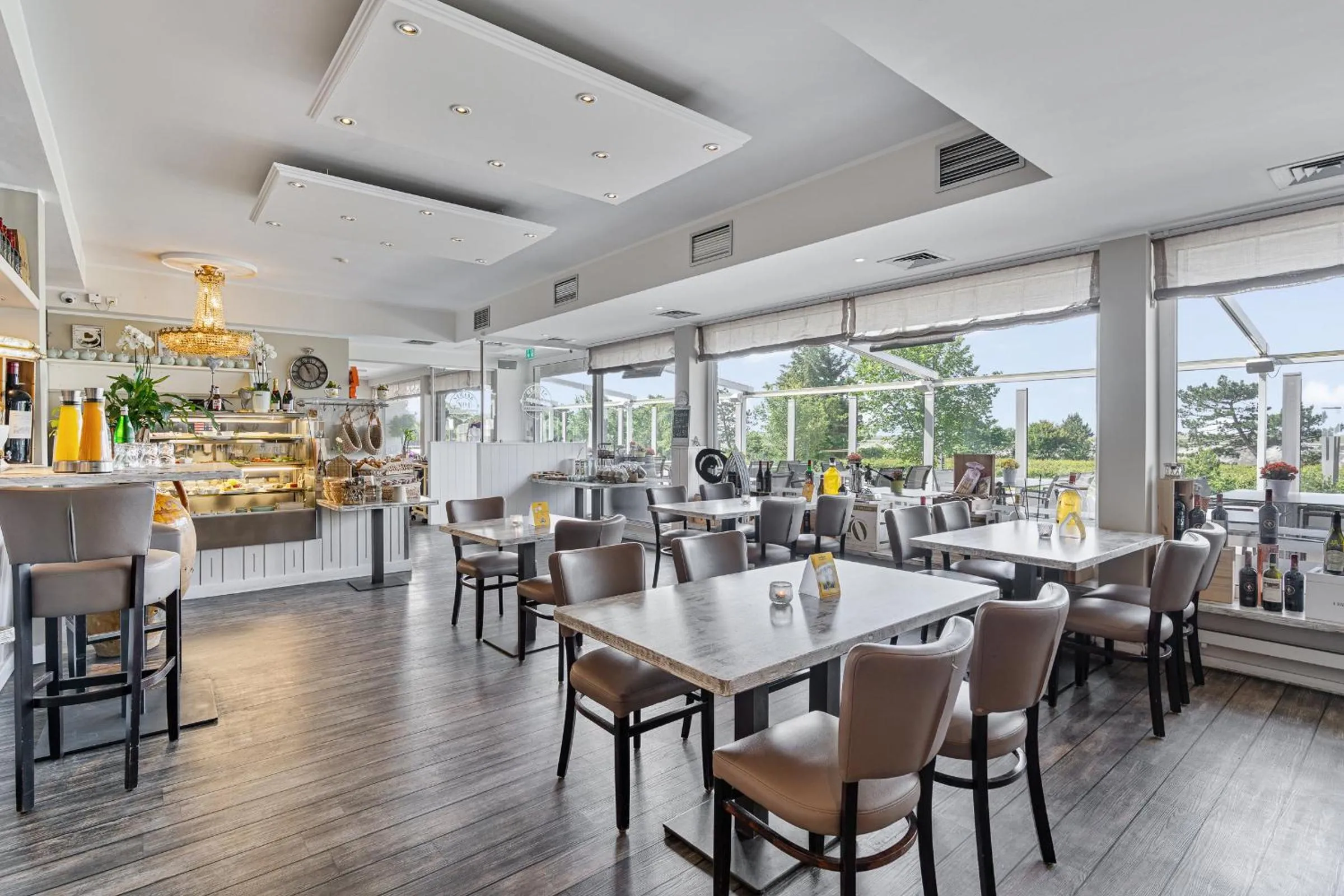 Restaurant/places to eat in Hotel Strand No.1