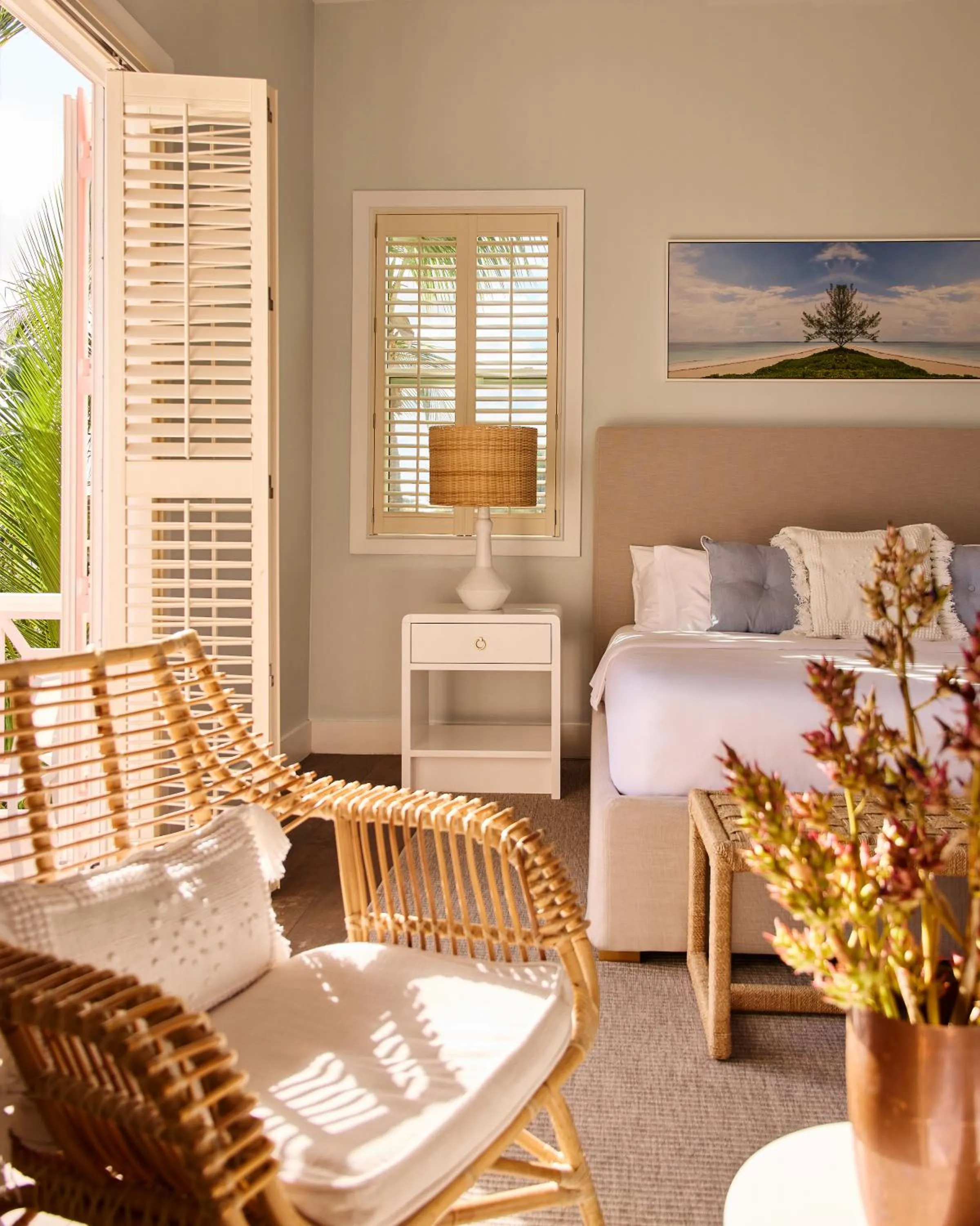 Bed in Coral Sands Inn & Cottages