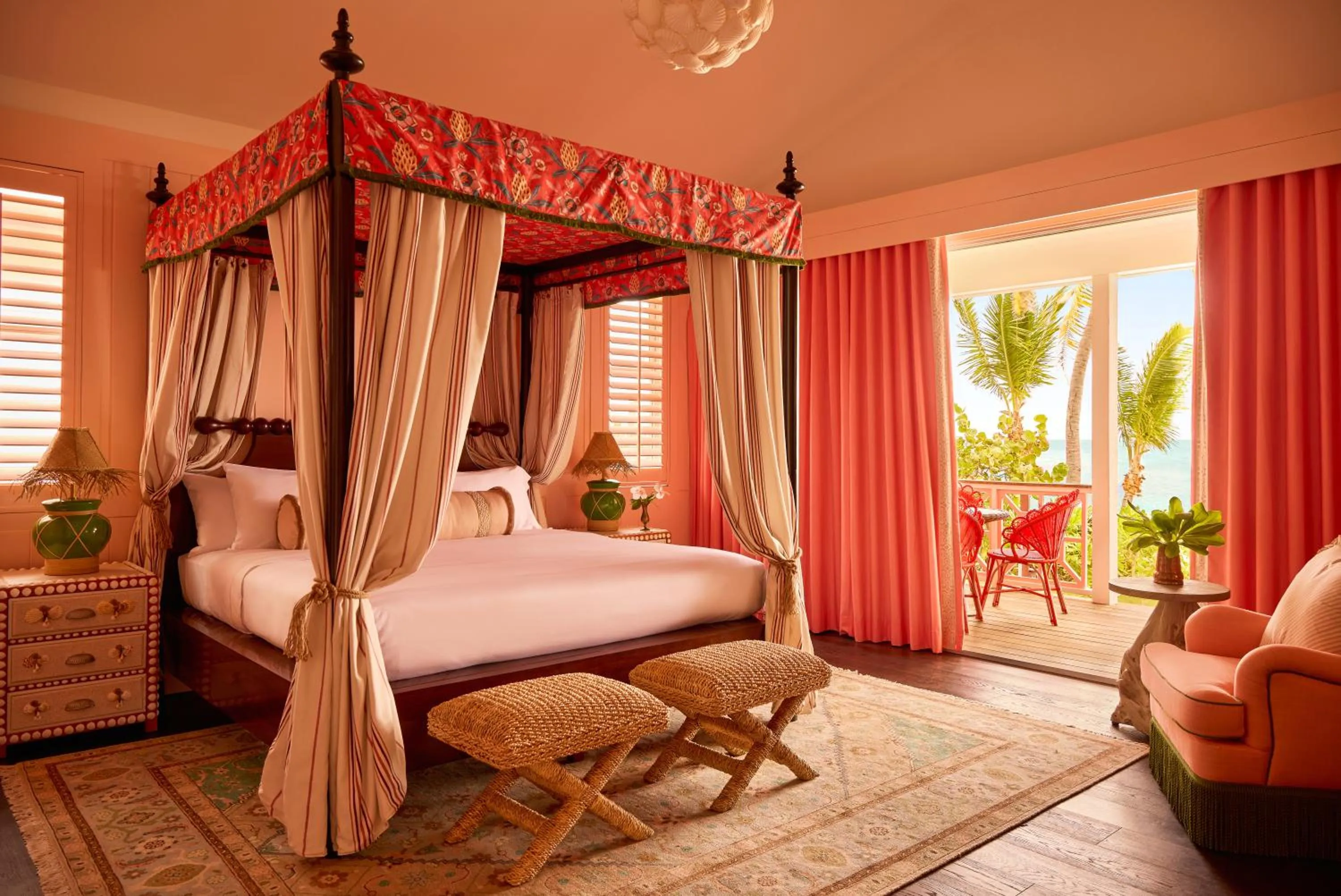 Bed in Coral Sands Inn & Cottages