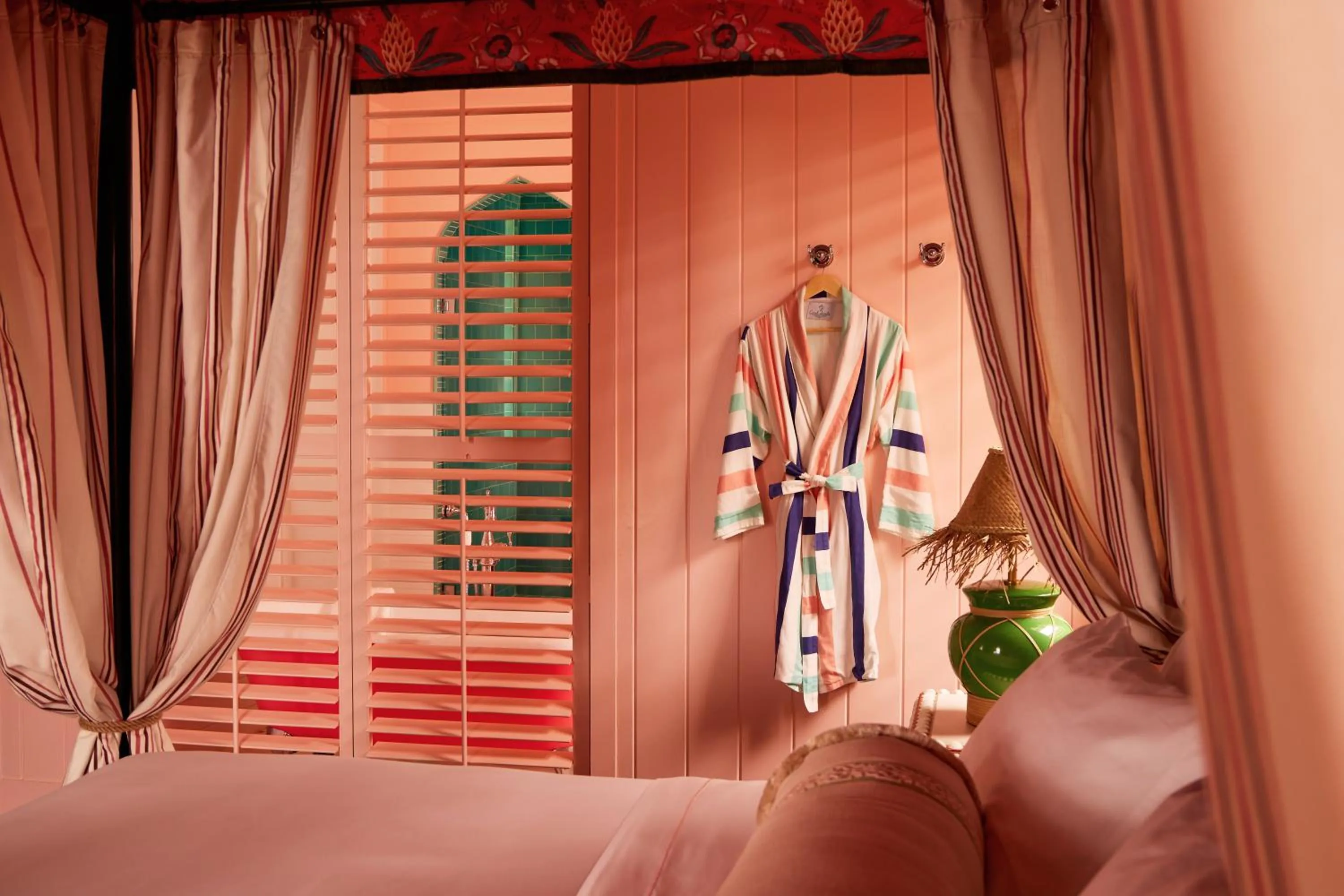 Bed in Coral Sands Inn & Cottages