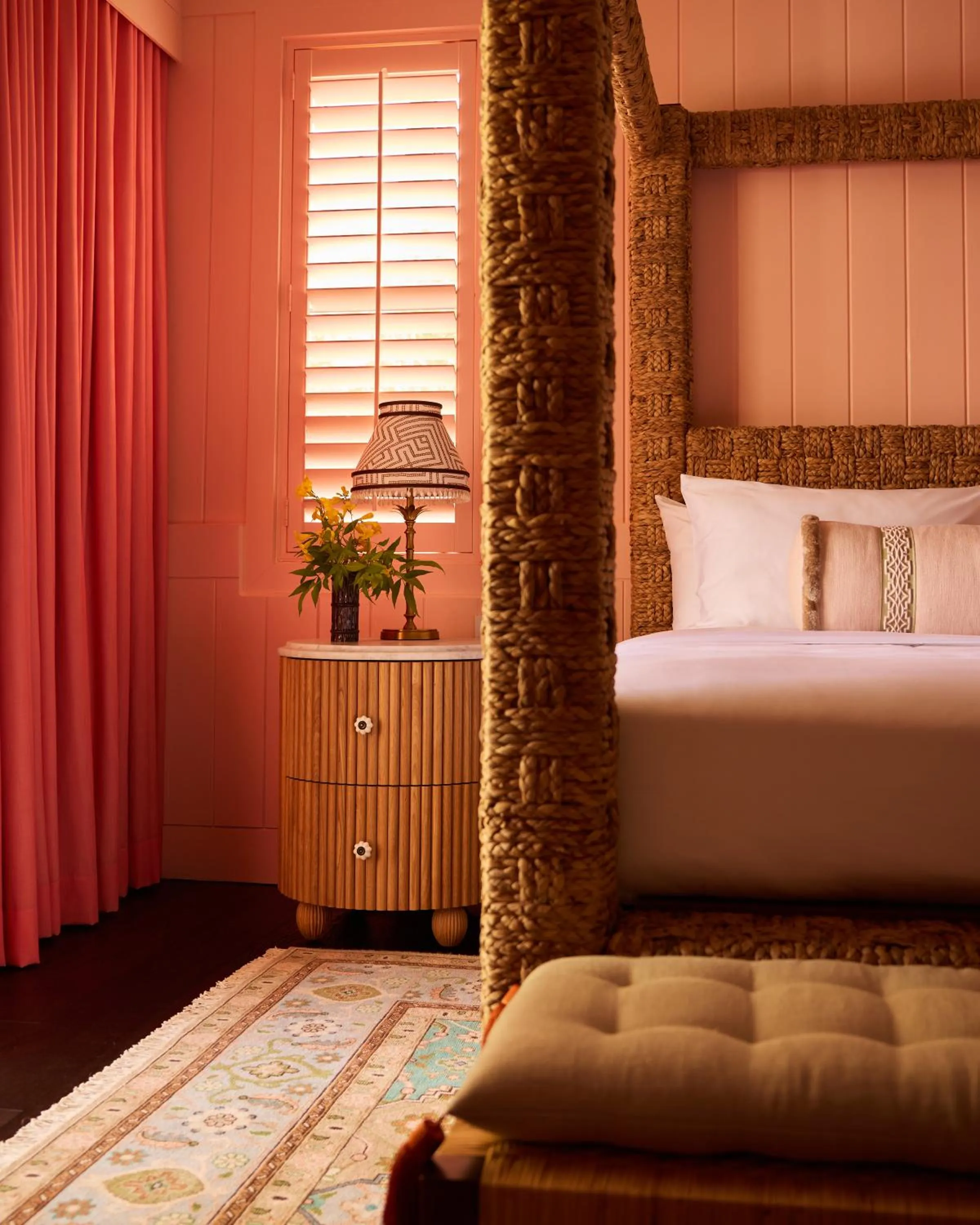 Bed in Coral Sands Inn & Cottages