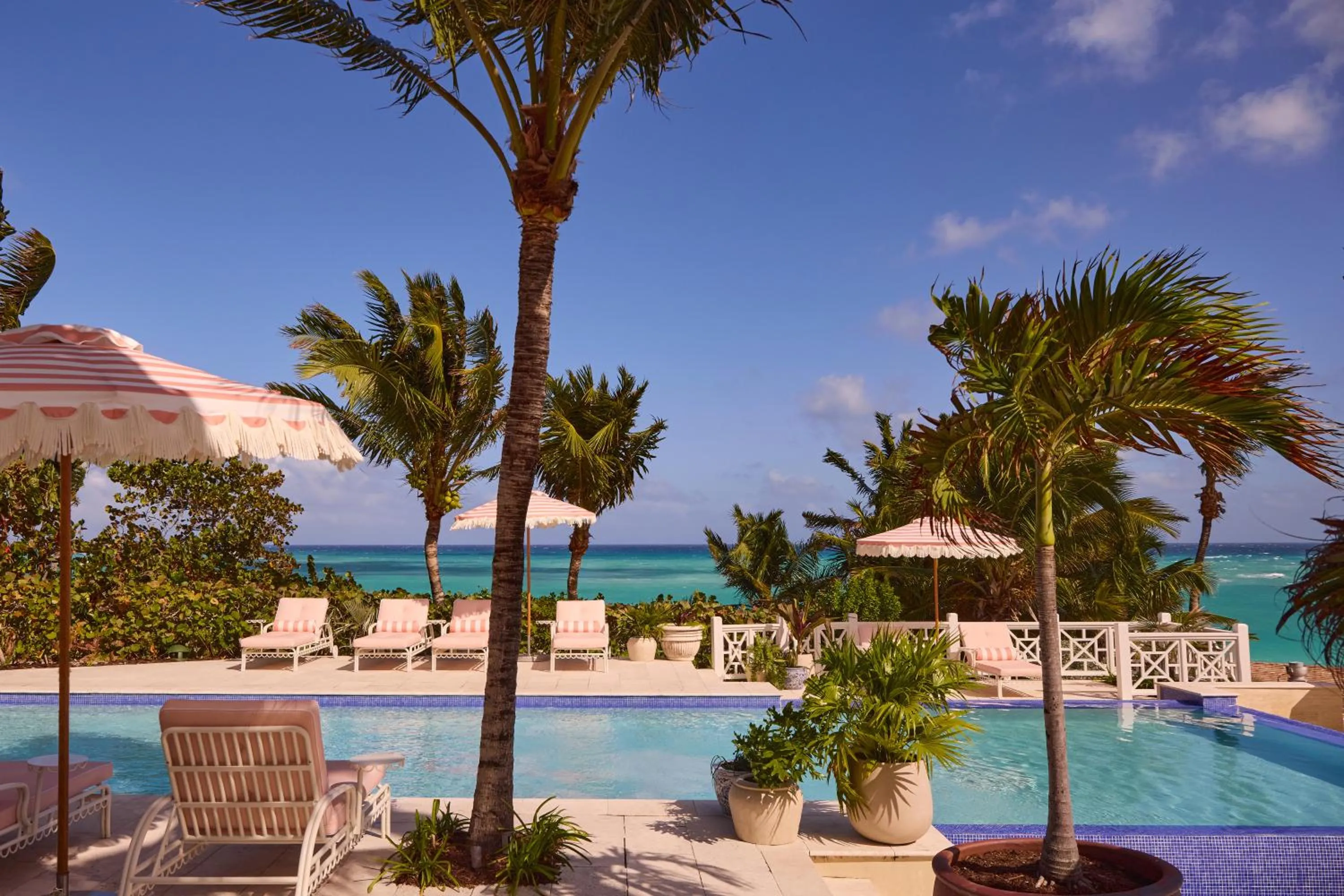 Swimming pool in Coral Sands Inn & Cottages