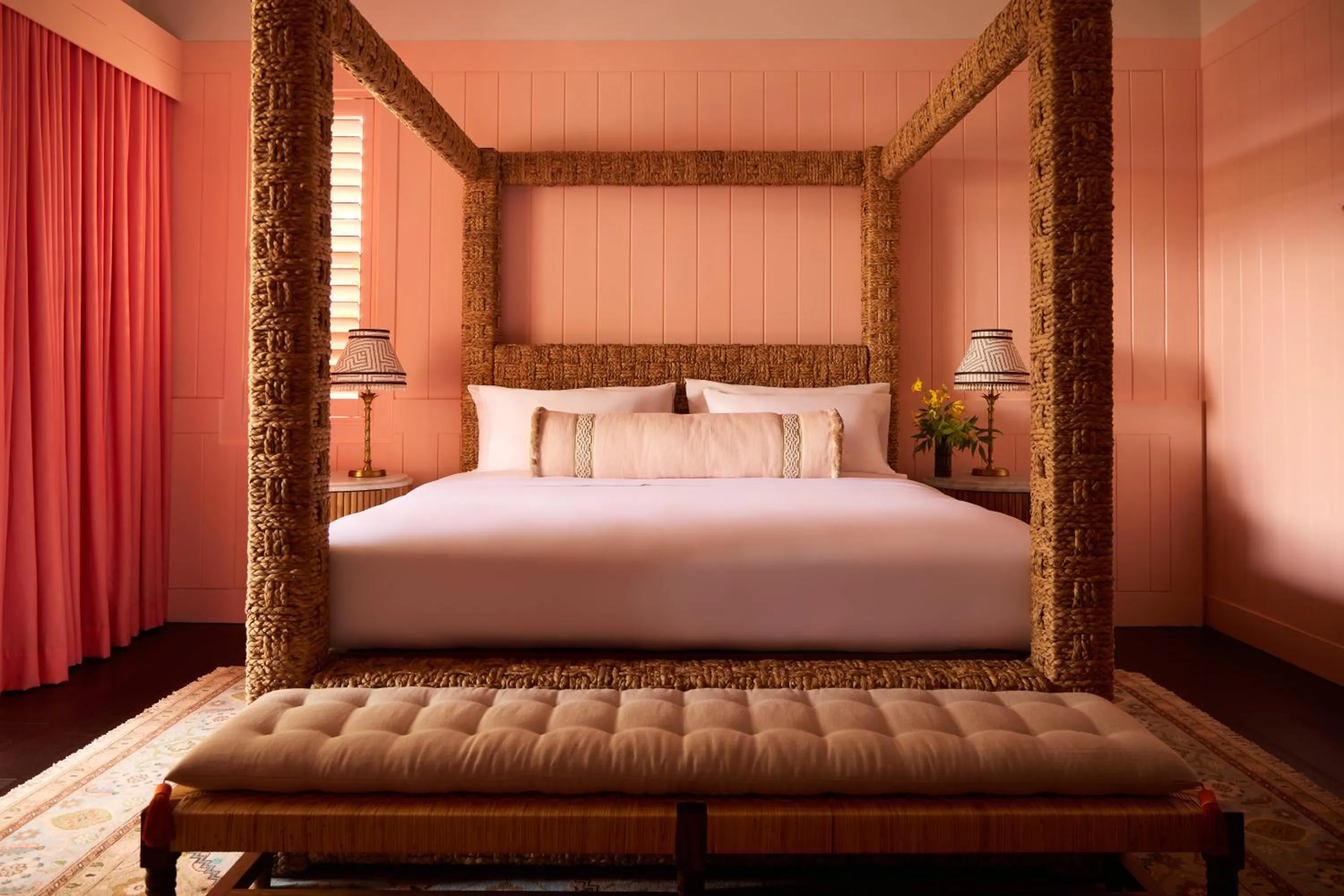 Bed in Coral Sands Inn & Cottages