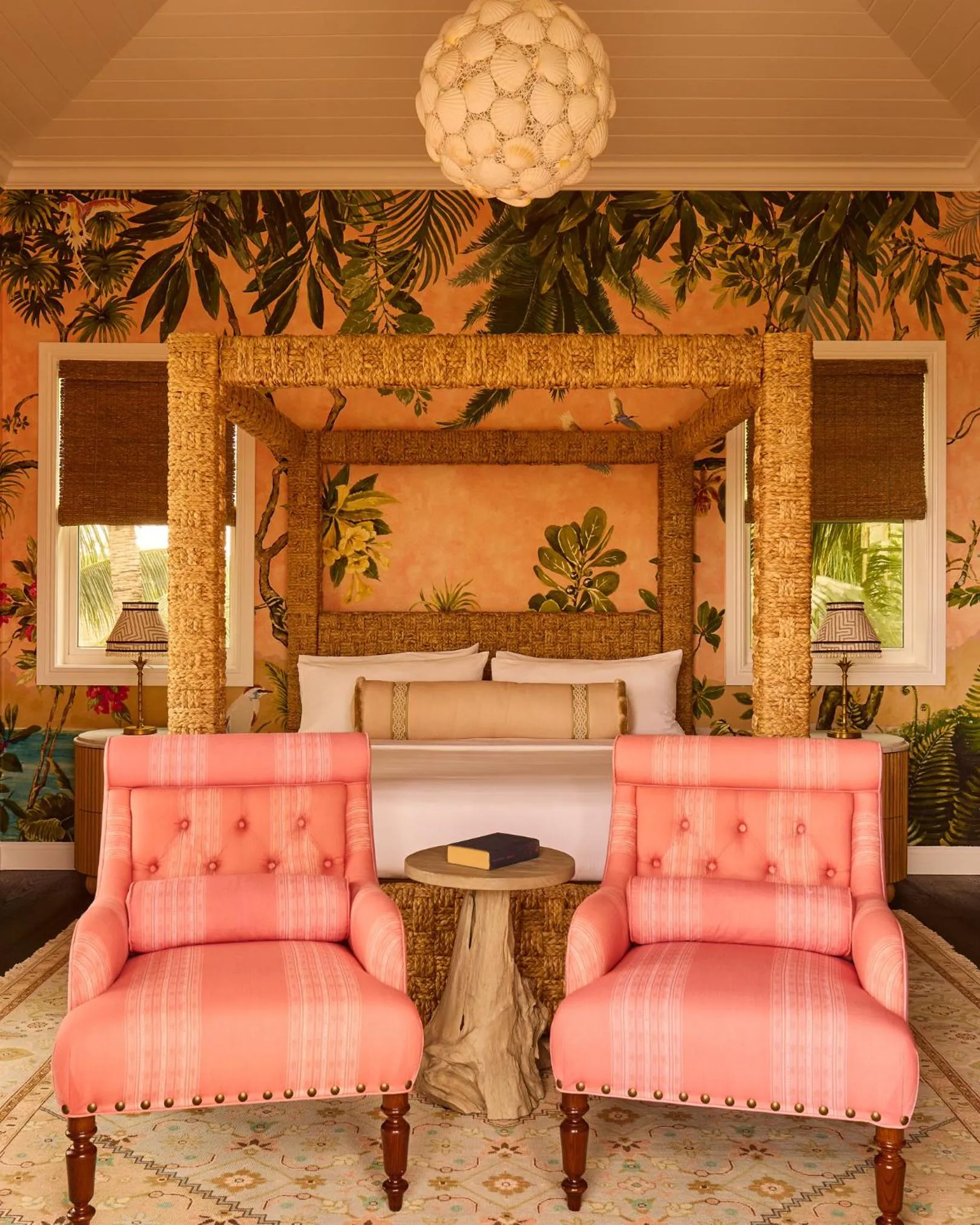 Bed in Coral Sands Inn & Cottages