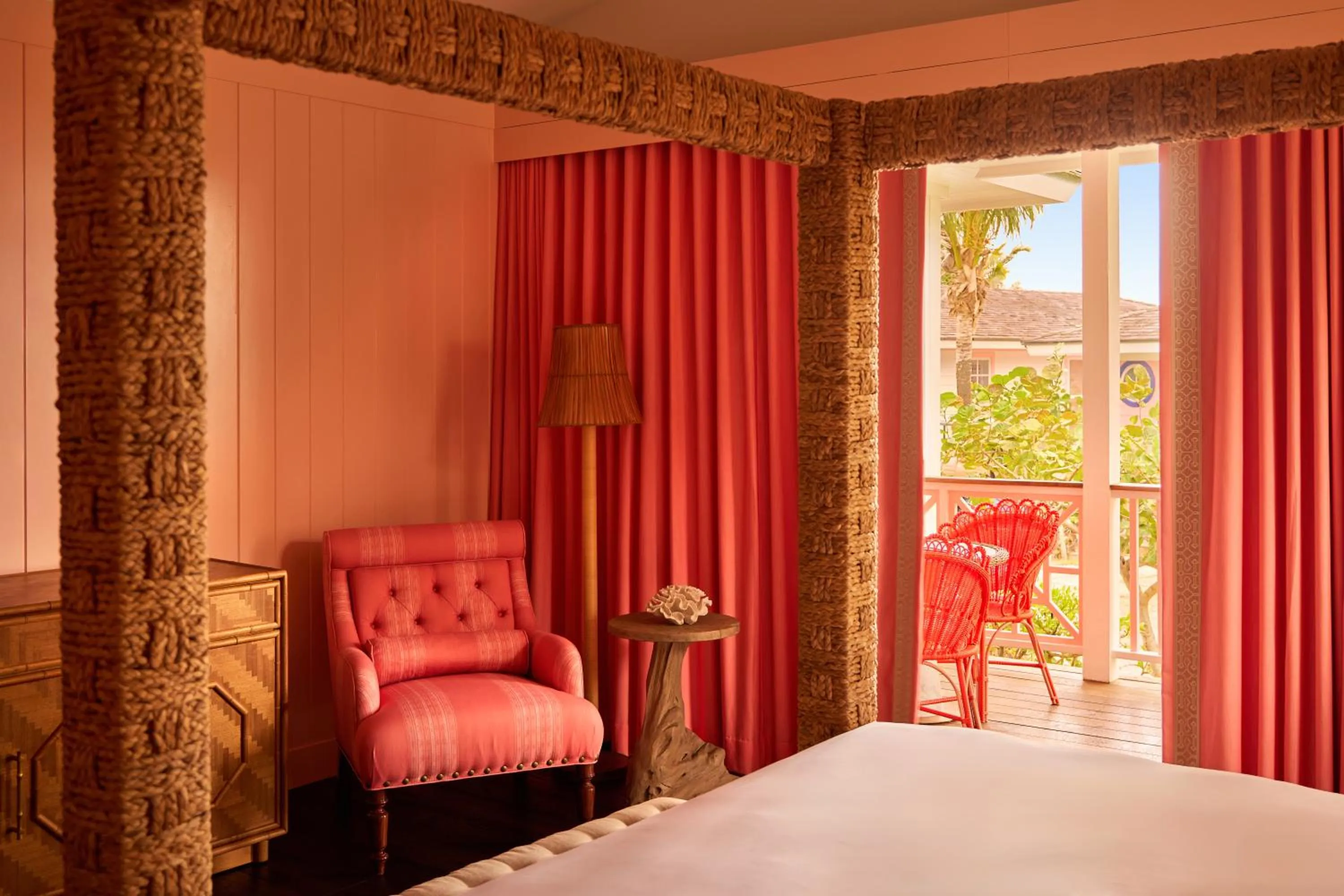 Bed in Coral Sands Inn & Cottages