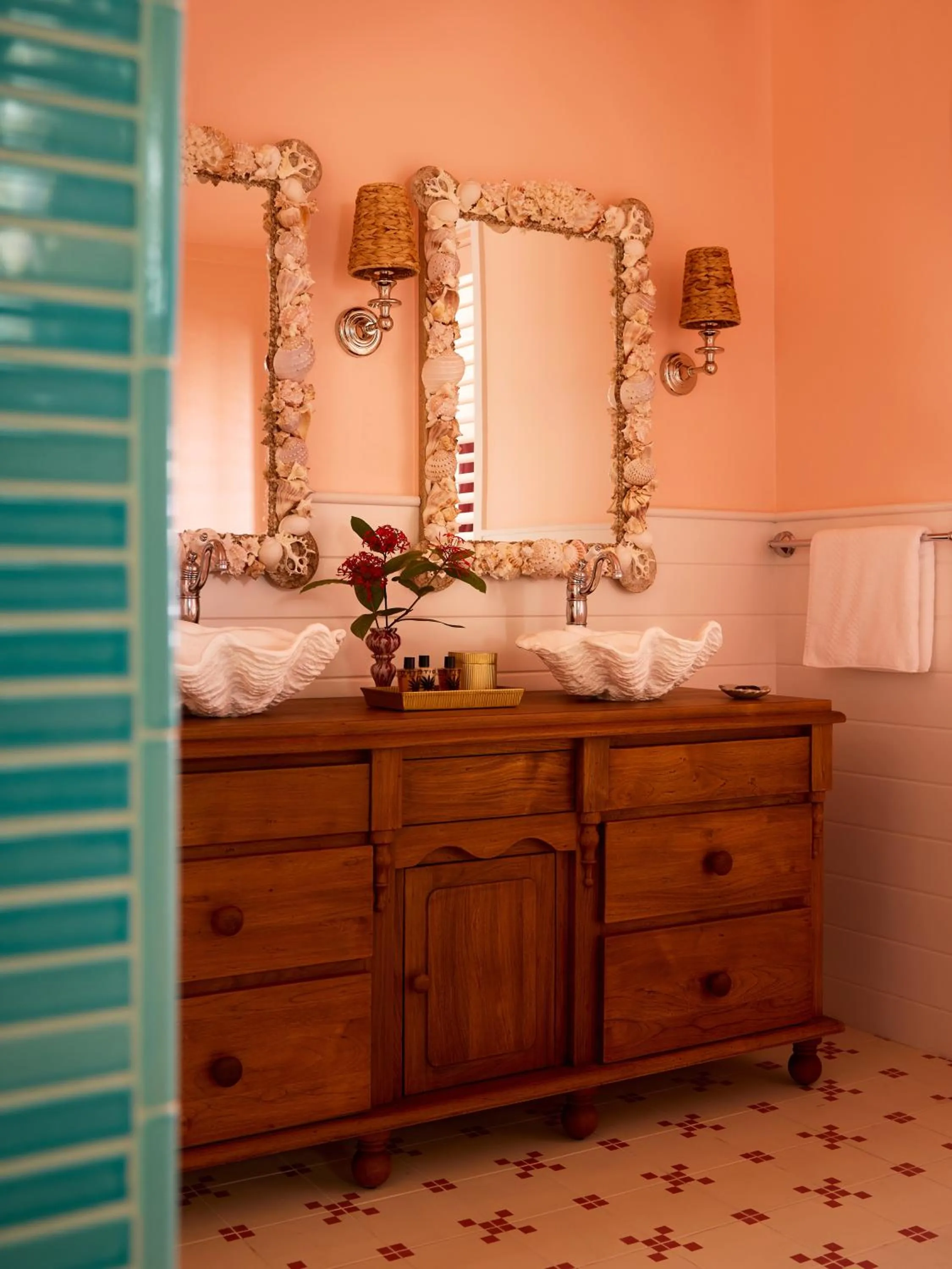 Bathroom in Coral Sands Inn & Cottages