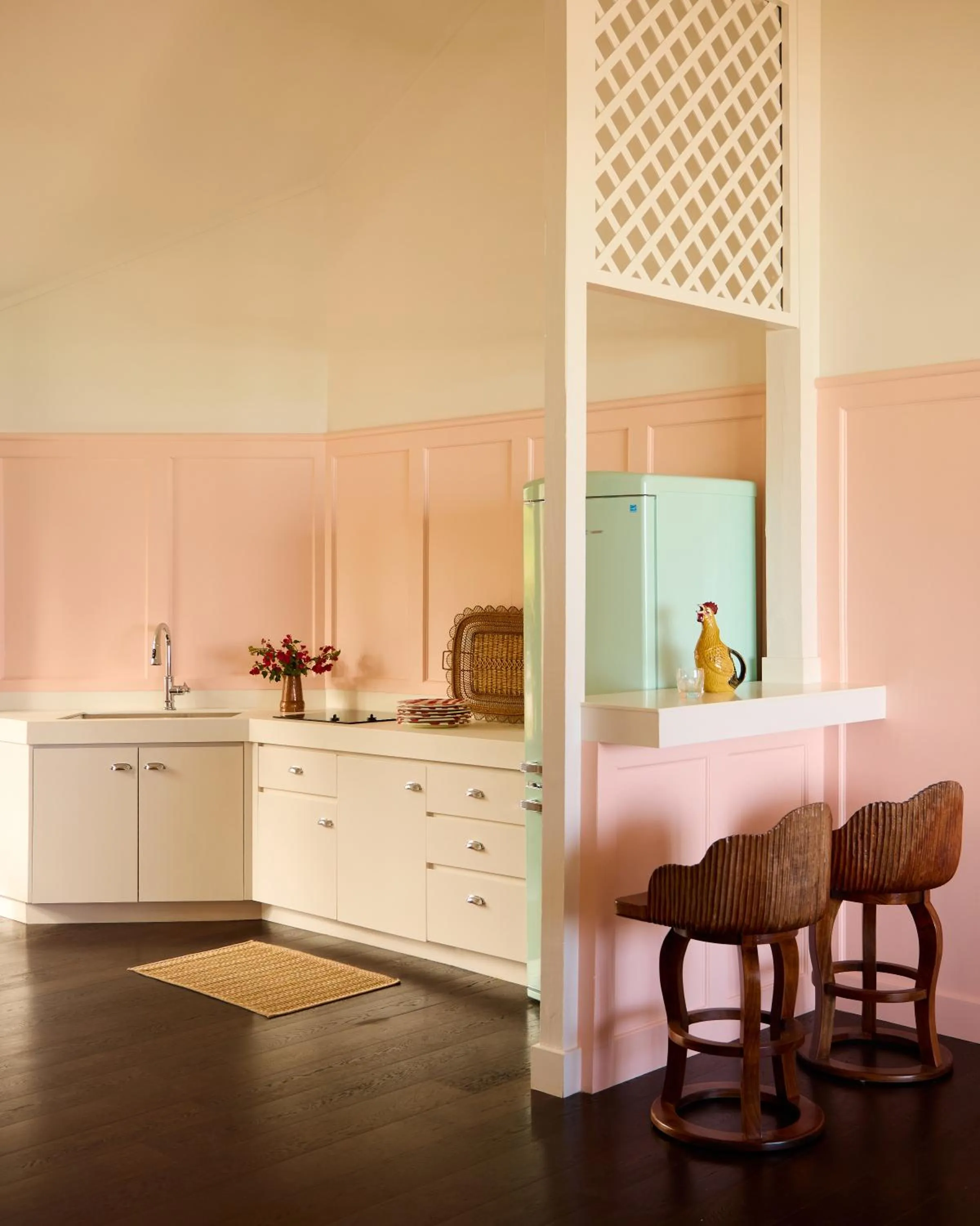 Kitchen or kitchenette in Coral Sands Inn & Cottages