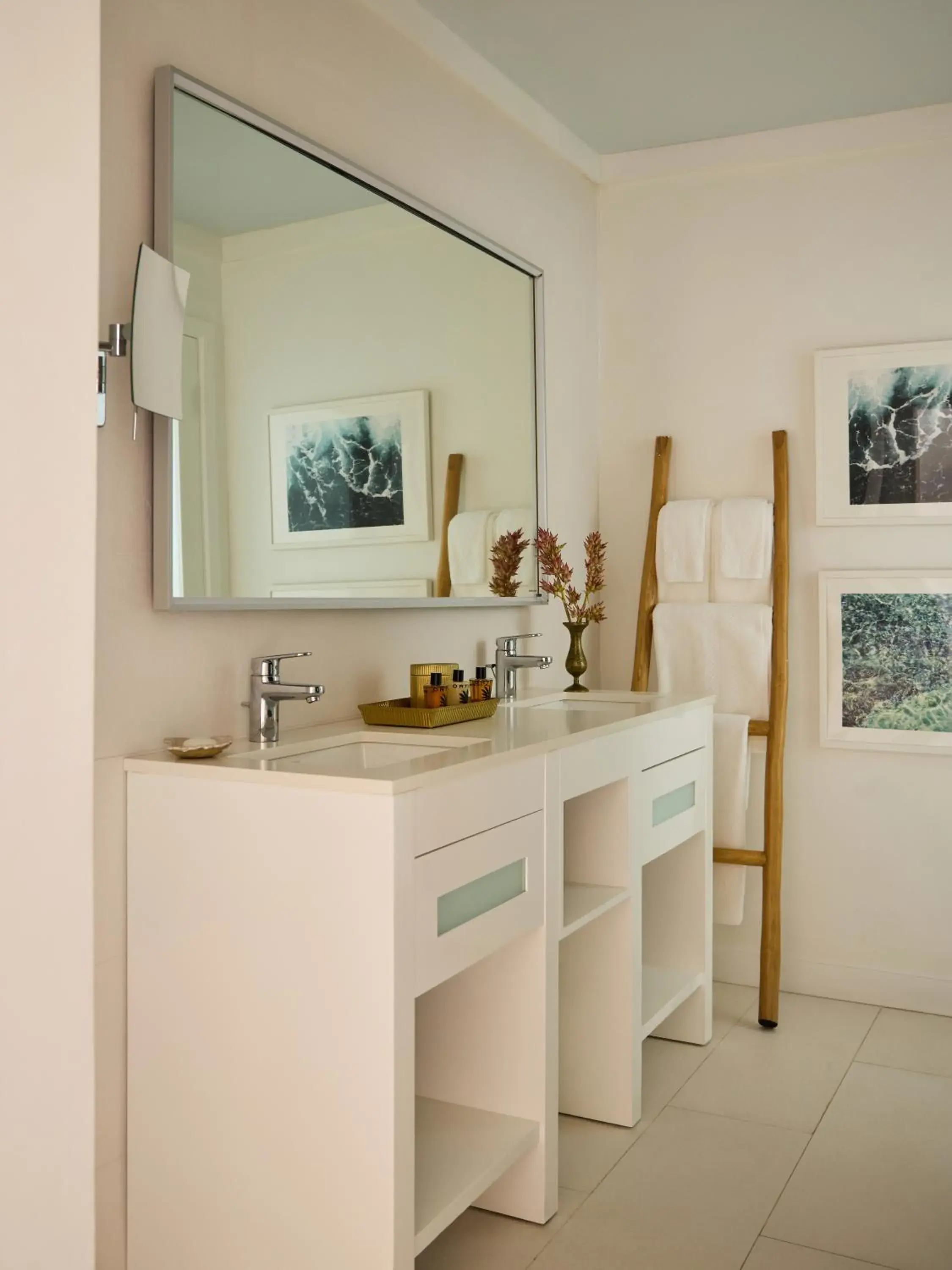 One-Bedroom Suite Partial Ocean View with Terrace in Coral Sands Inn & Cottages One-Bedroom Suite Partial Ocean View with Terrace in Coral Sands Inn & Cottages