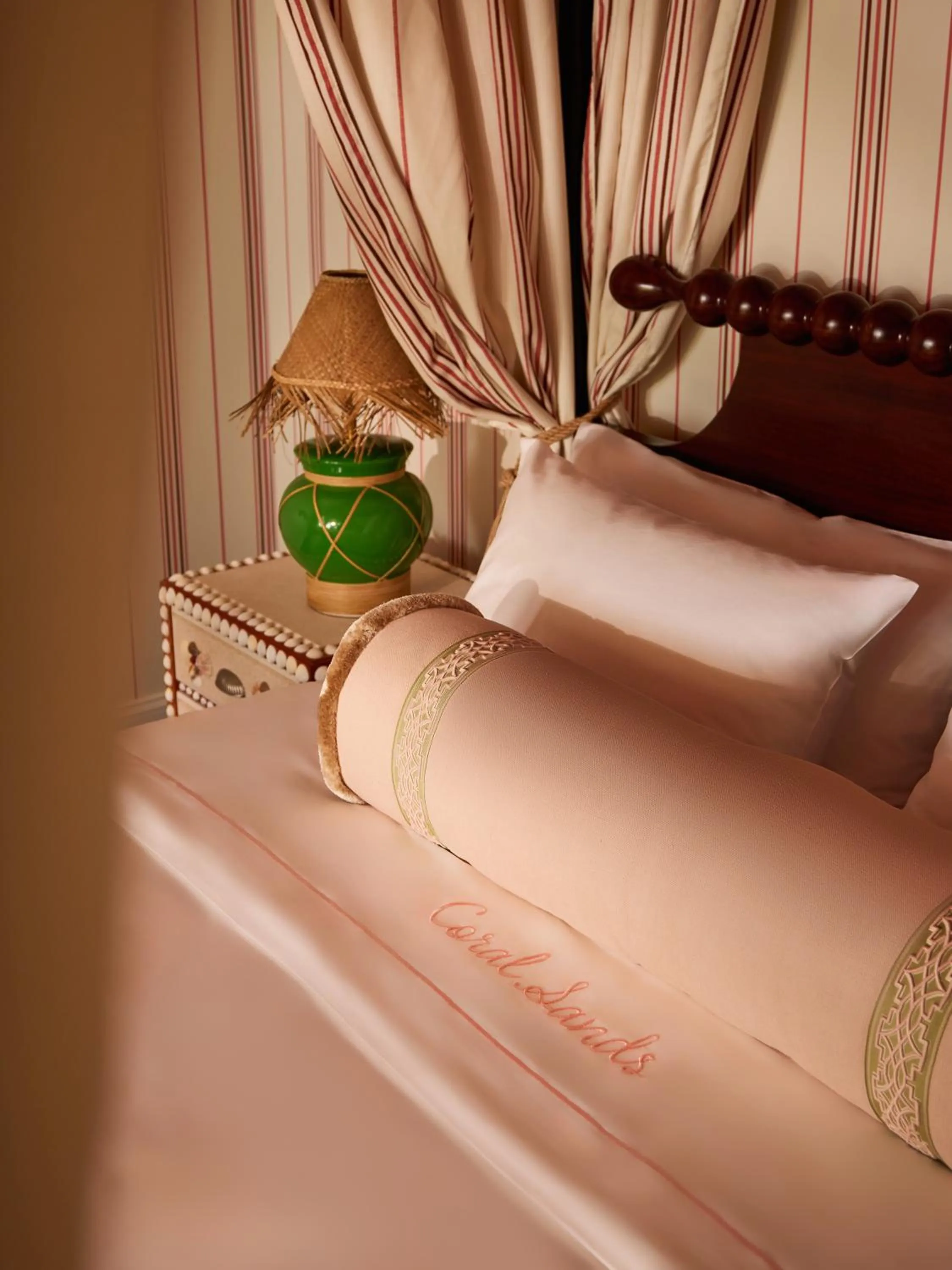 Bed in Coral Sands Inn & Cottages