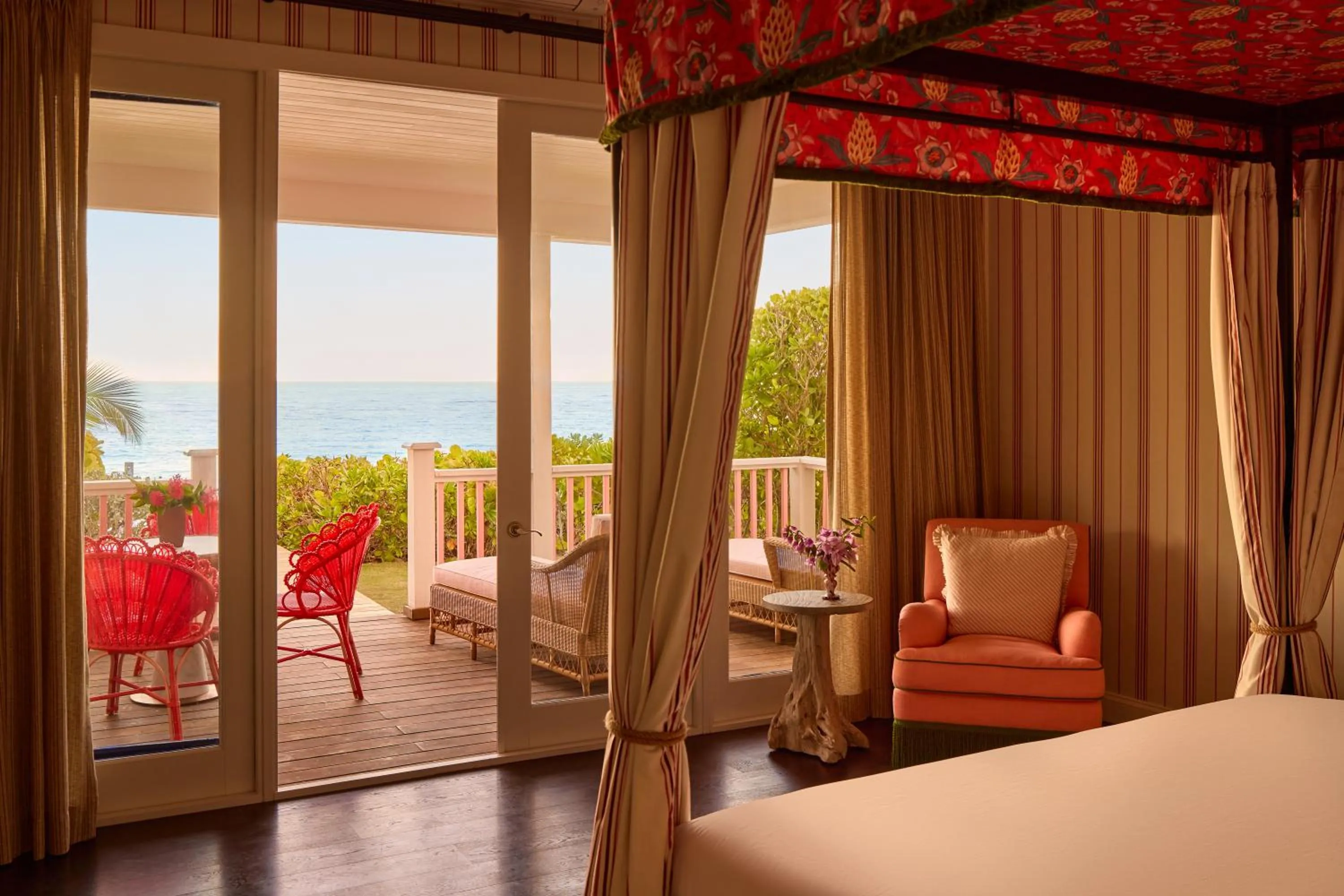 Bed in Coral Sands Inn & Cottages